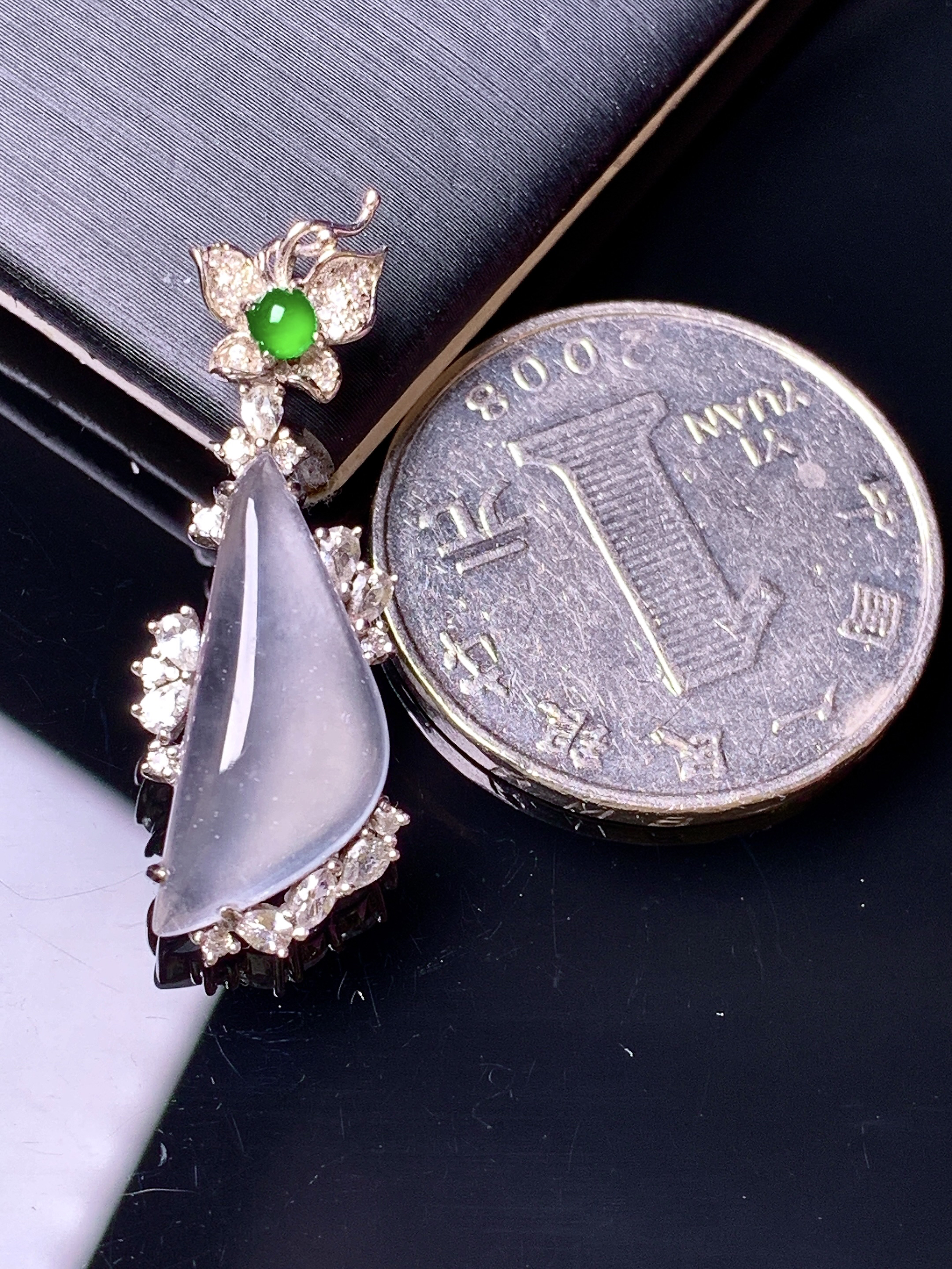 18k金钻镶嵌冰种随形吊坠 玉质细腻 色泽艳丽清新 水润亮眼 整体尺寸32.5*10.8*5.8c5