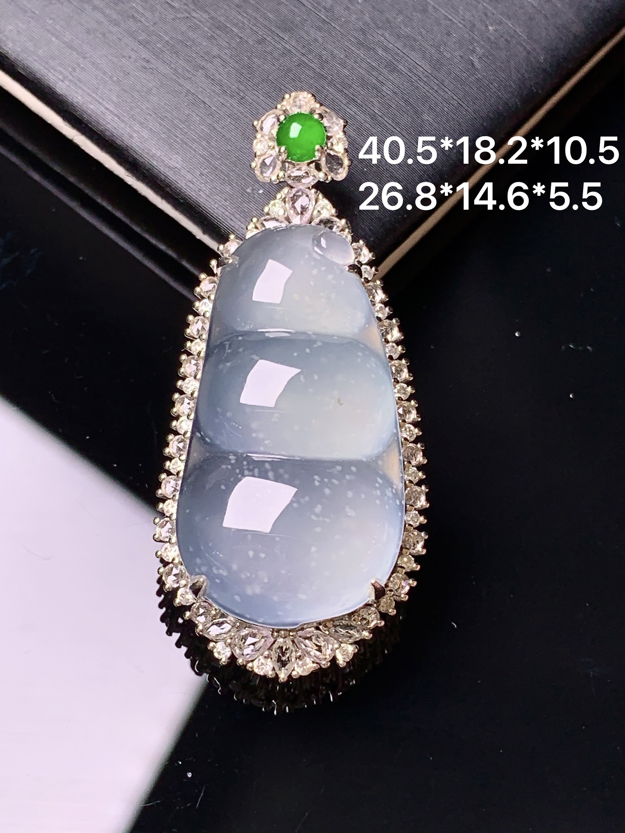 18k金钻镶嵌冰种四季豆吊坠 玉质细腻 色泽艳丽清新 水润亮眼 整体尺寸40.5*18.2*10.5c1