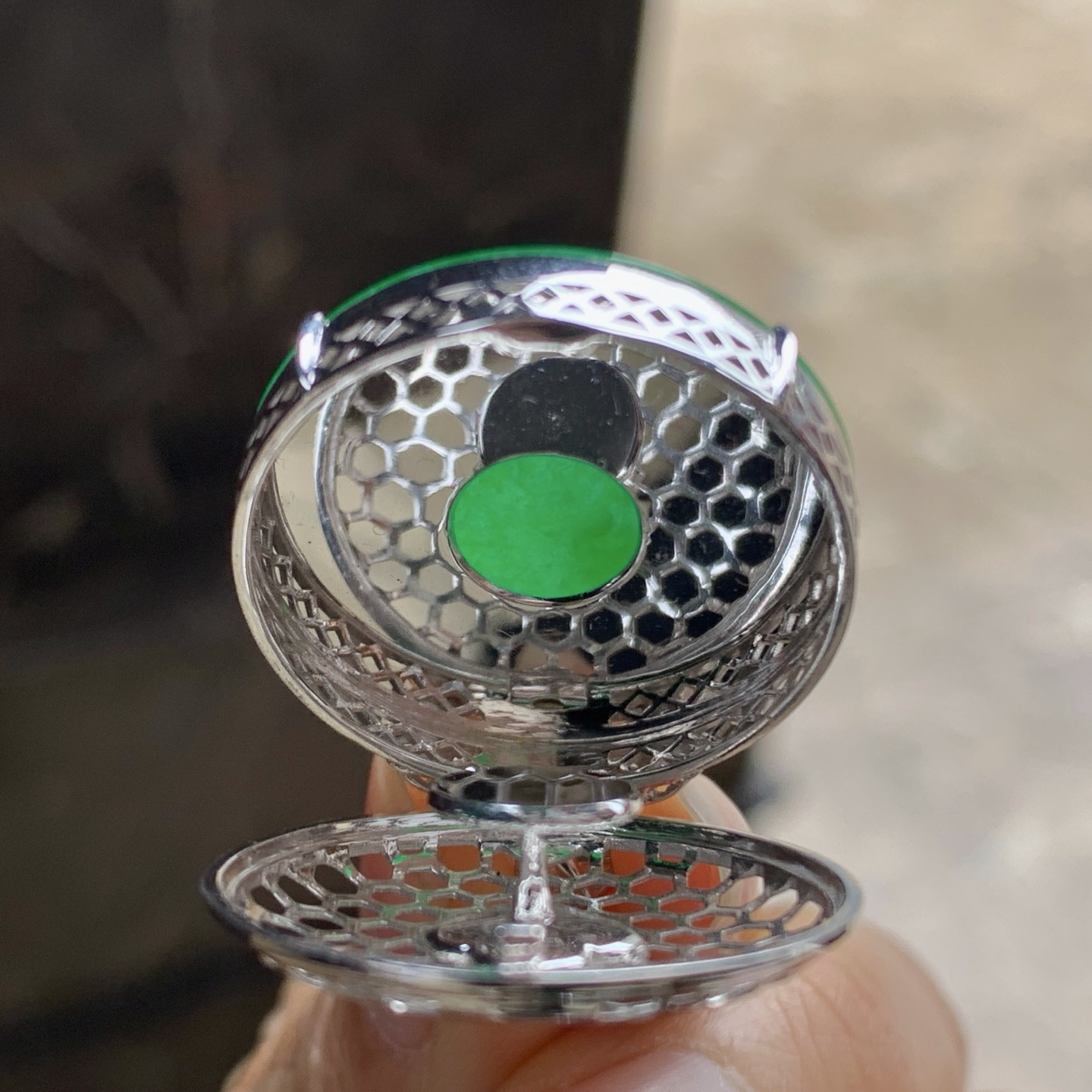 金钻镶嵌辣绿色圆牌^_^鲜艳