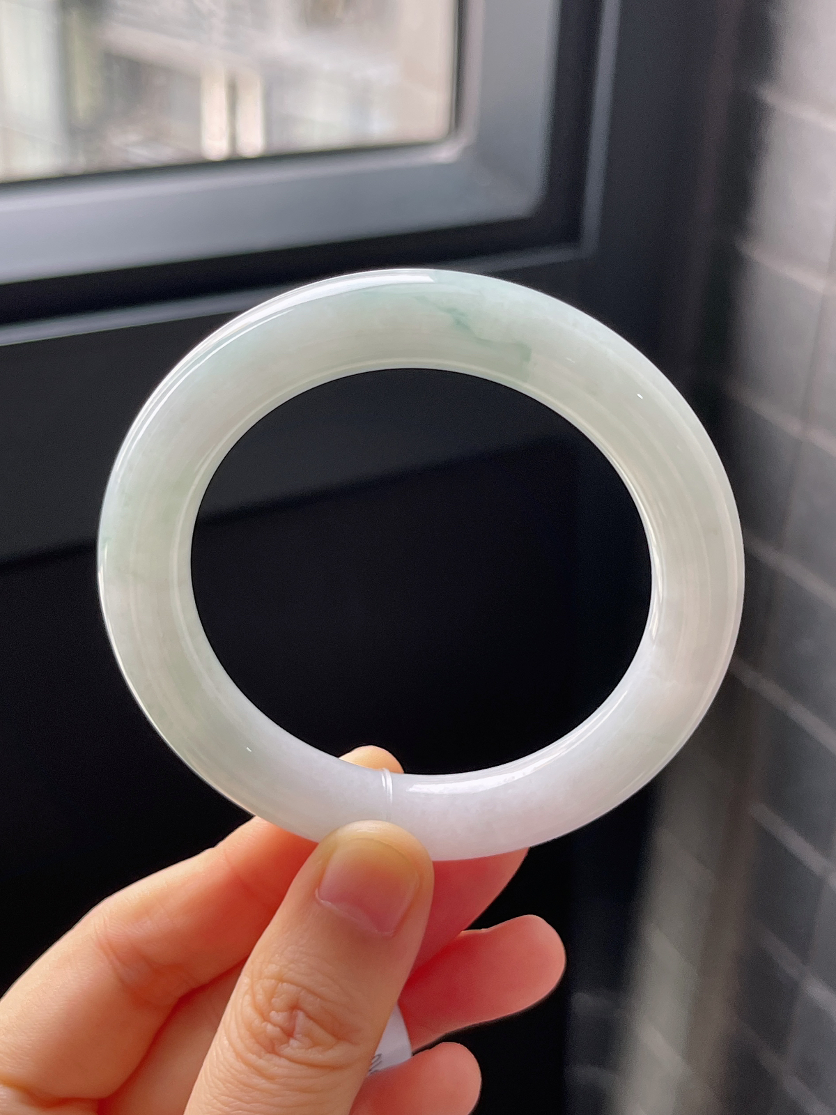 圆镯52.3圈口，翡翠糯化种淡绿色手镯