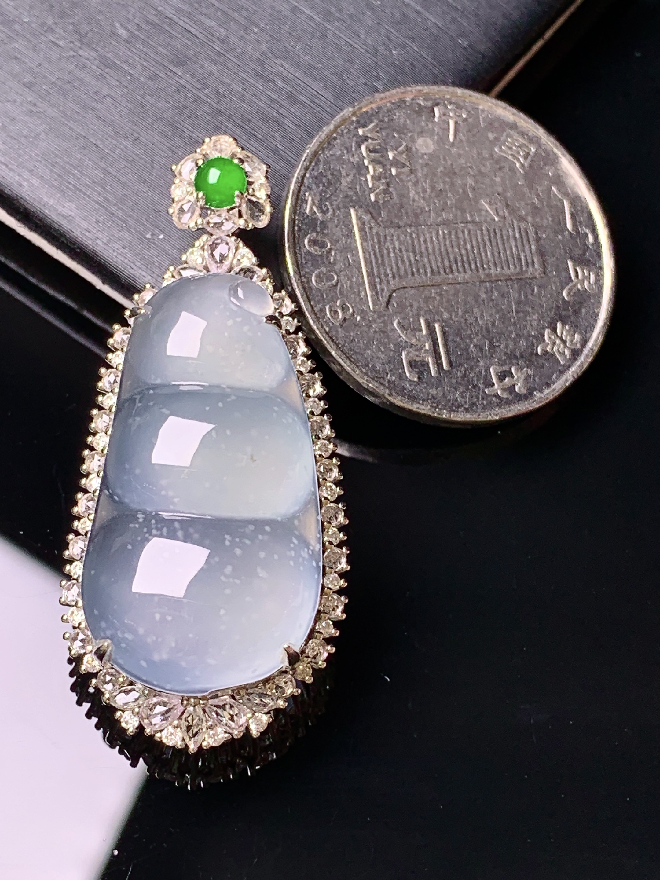 18k金钻镶嵌冰种四季豆吊坠 玉质细腻 色泽艳丽清新 水润亮眼 整体尺寸40.5*18.2*10.5c1