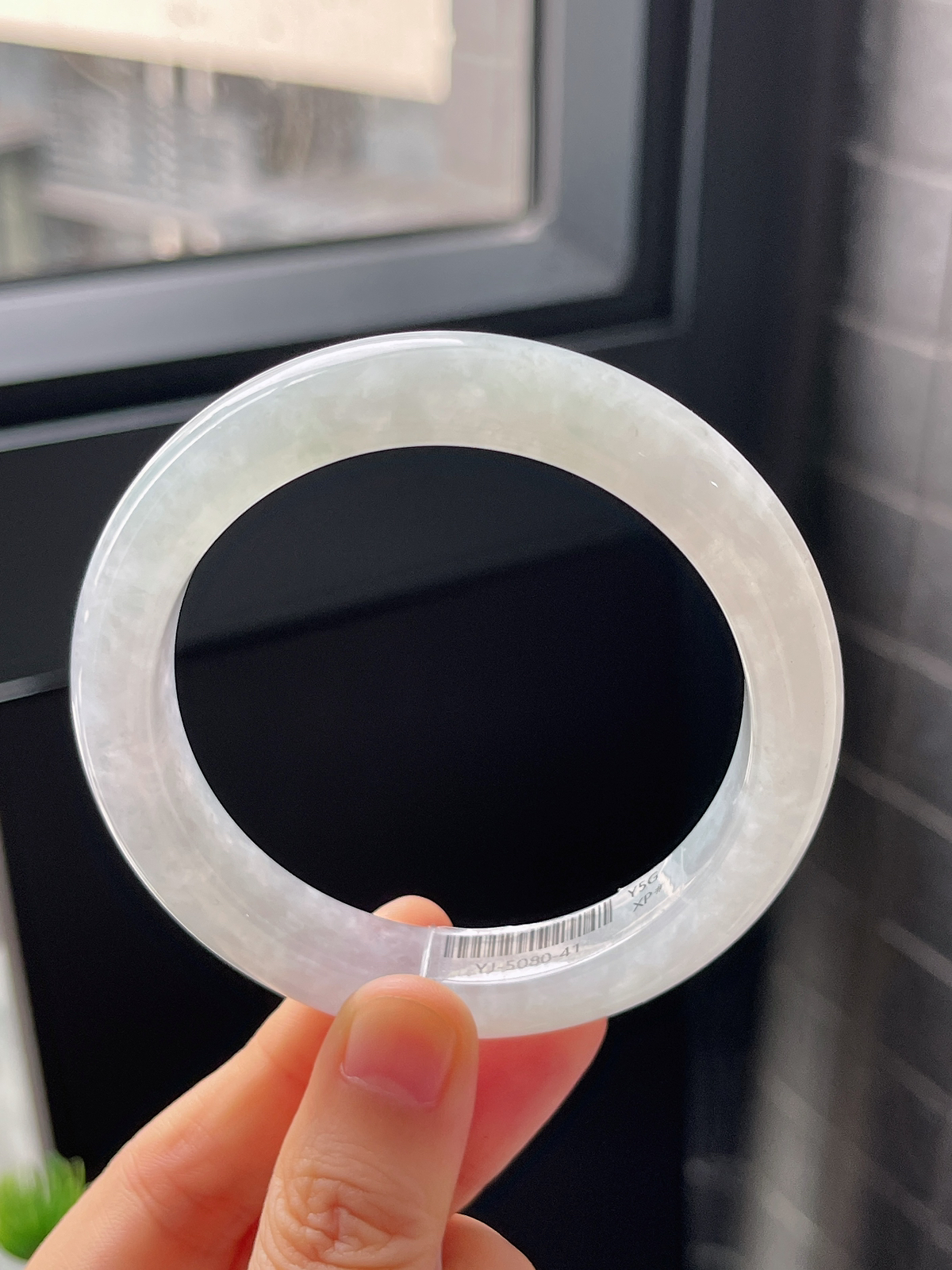 正圈56.8圈口，翡翠冰糯种淡绿色手镯