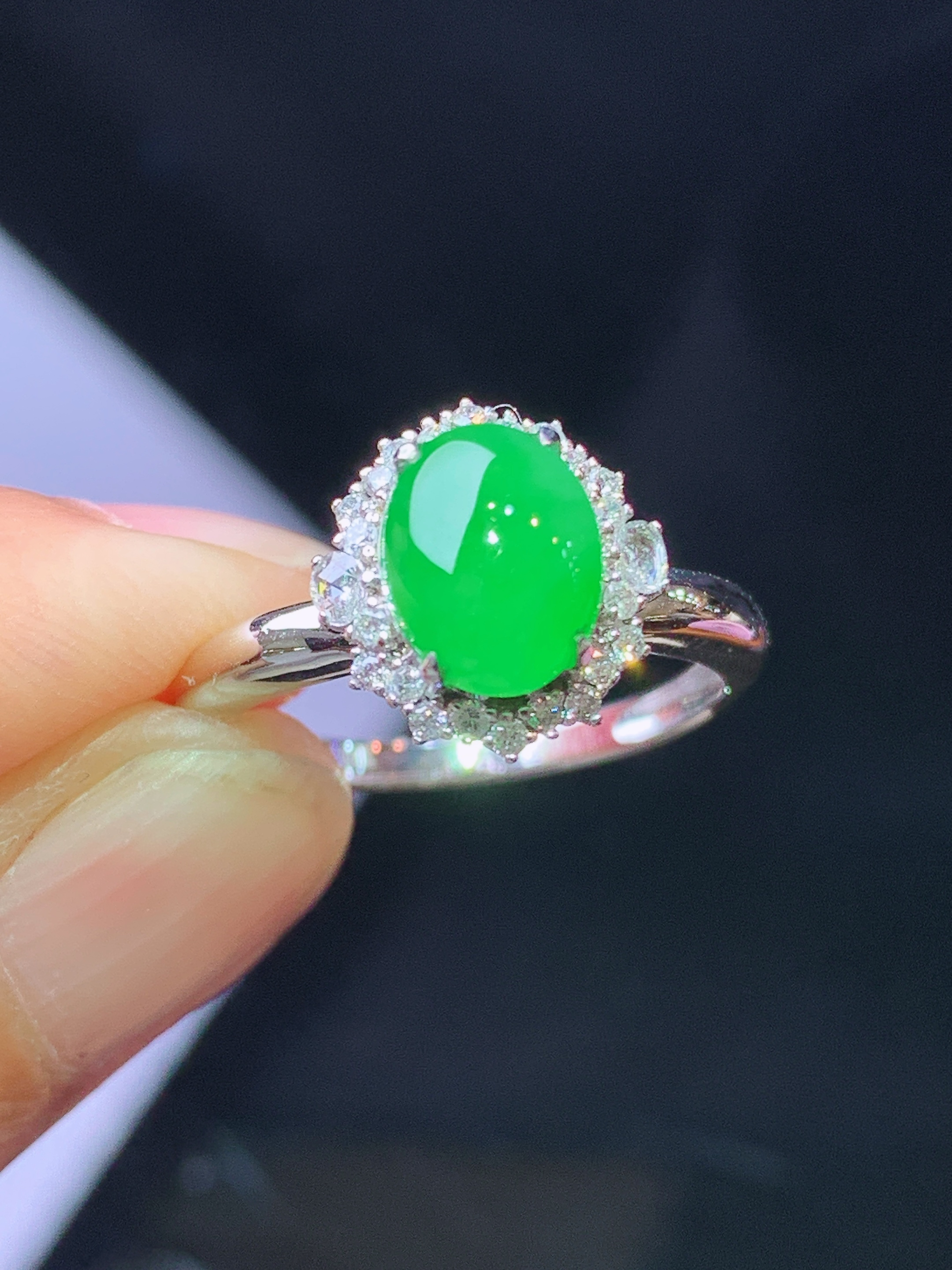 18k金钻镶嵌翠绿蛋面戒指 玉质细腻 色泽艳丽清新 水润亮眼 圈口14 整体尺寸11.3*10.6*