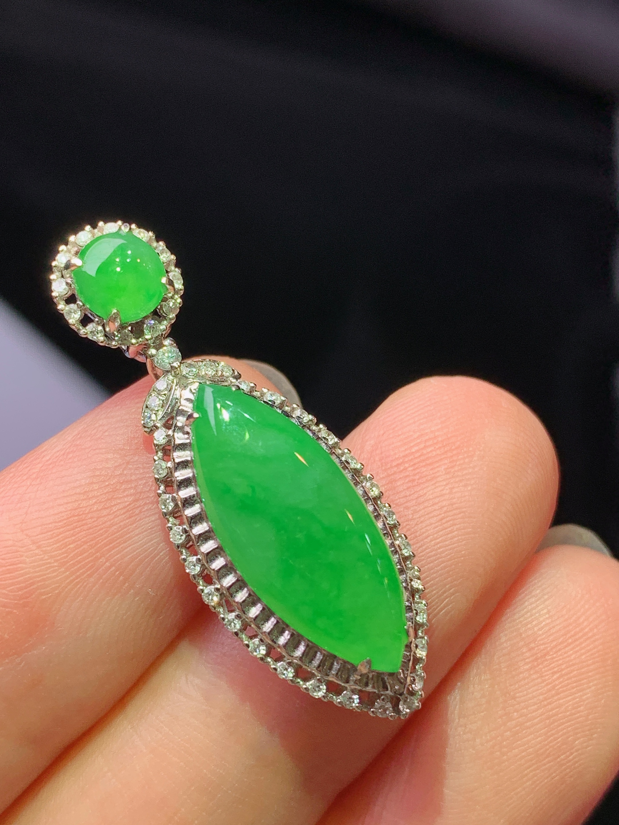 18k金钻镶嵌翠绿马眼吊坠 玉质细腻 色泽艳丽清新 水润亮眼 整体尺寸31*11.3*7j2