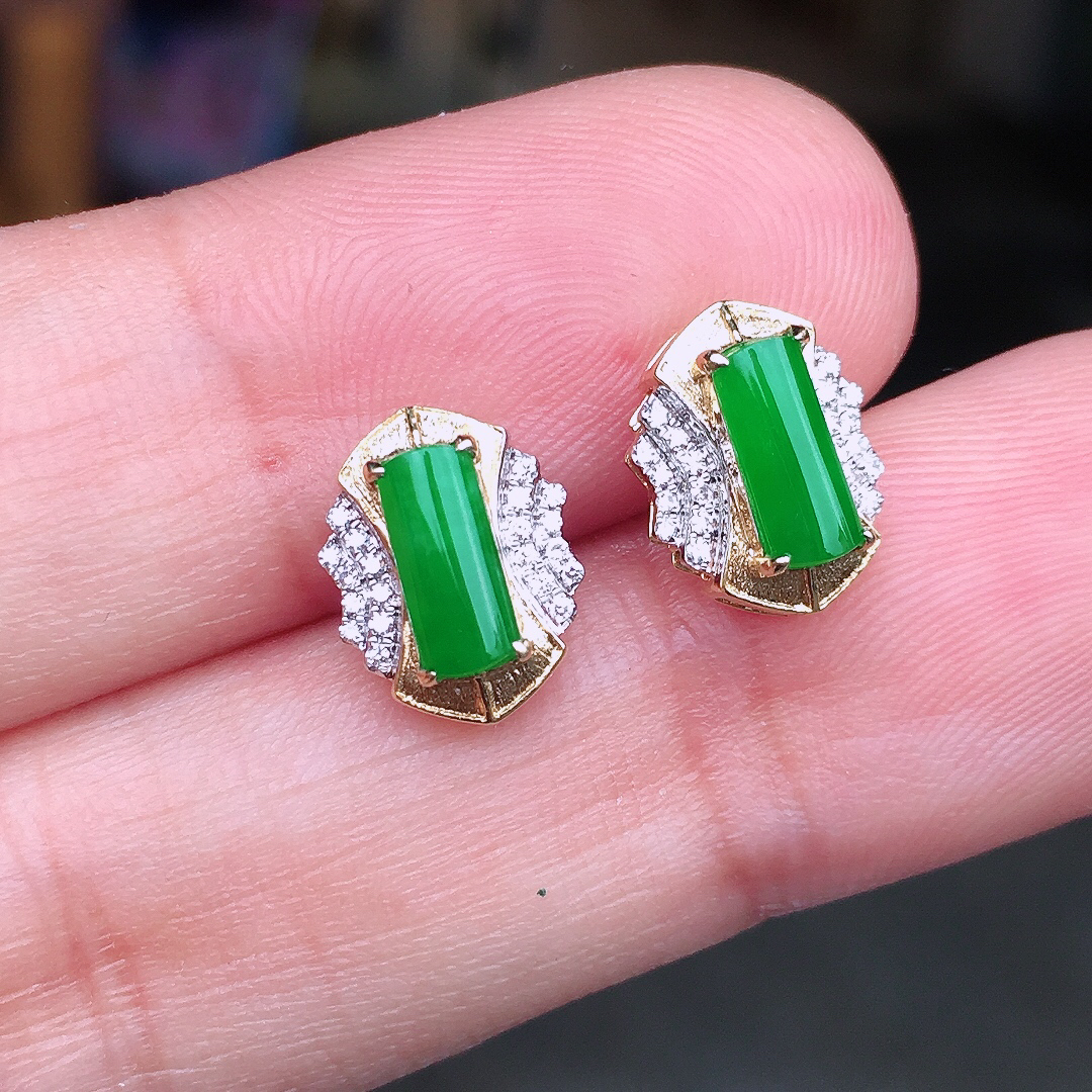 阳绿马鞍耳钉，色泽均匀艳丽，玉质细腻，荧光感超
强，饱满圆润，尽显优雅气质，18k
金豪华镶嵌