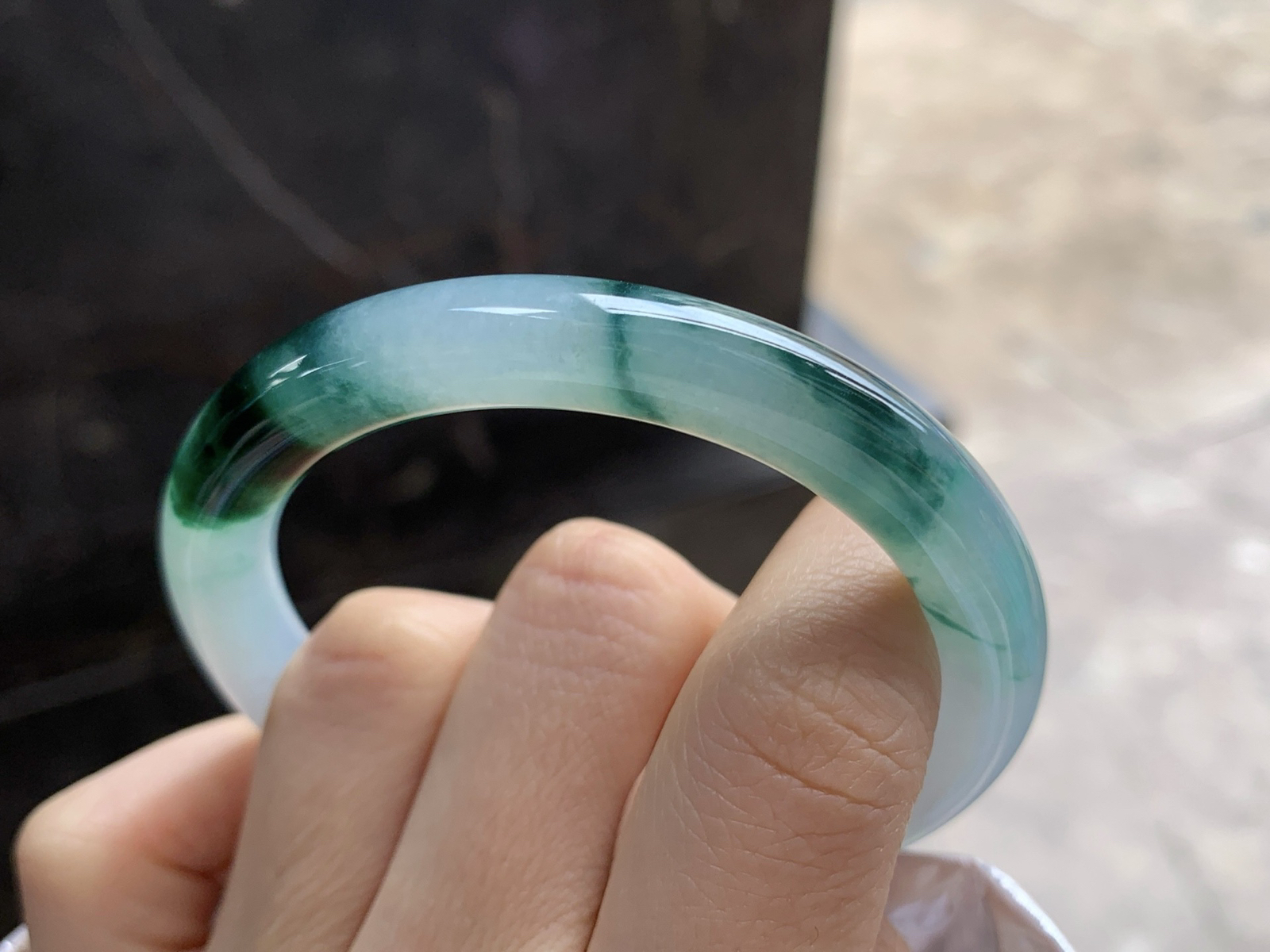 52-8.5

飘花圆条手镯^_^鲜艳 玉质温润