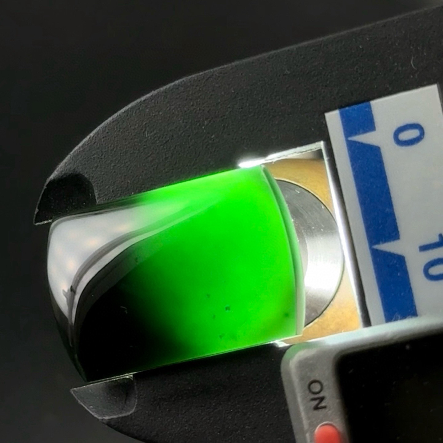 精品马鞍裸石戒面 种好色正 黑度极好 打灯通透 油性十足 可做无事牌 尺寸24.2