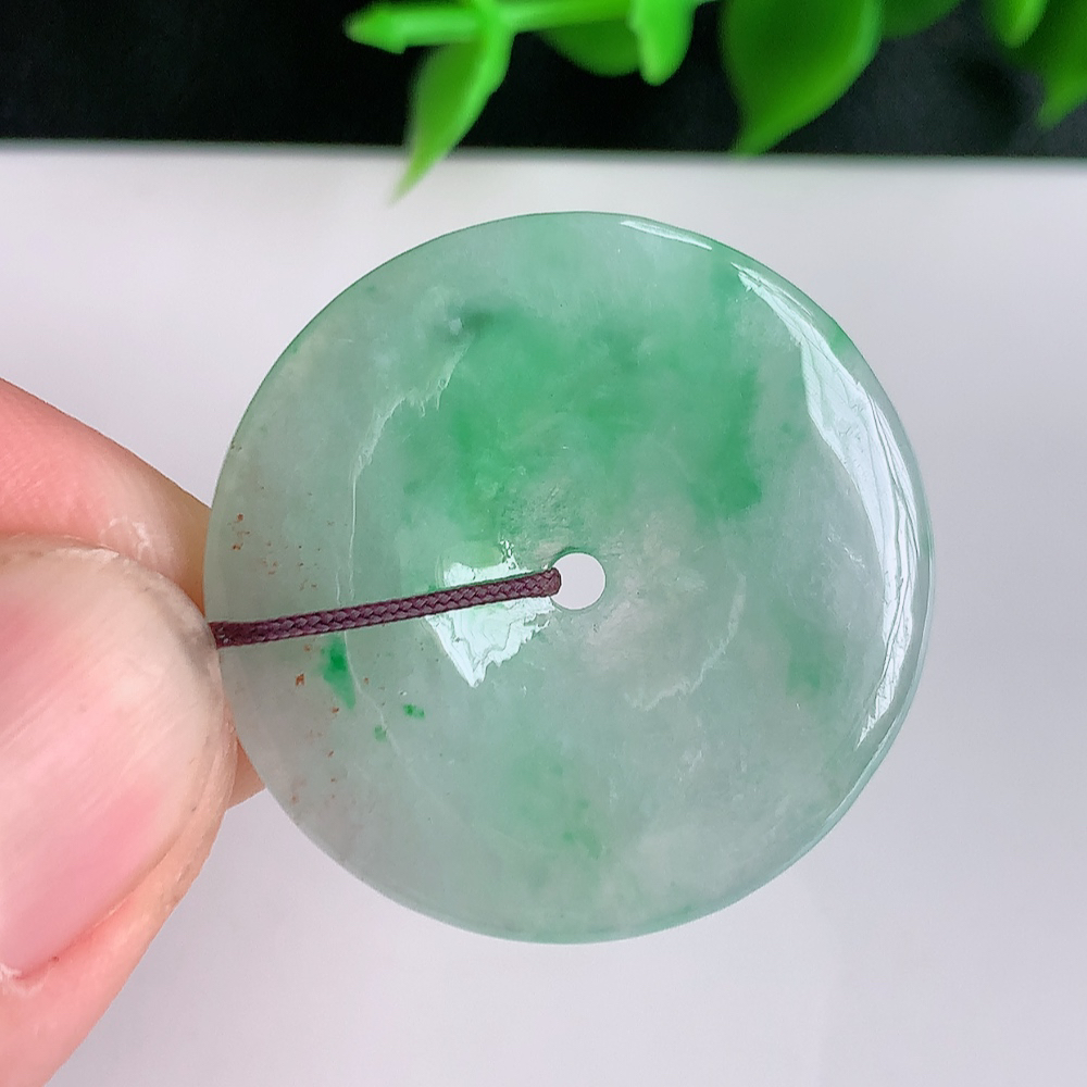 冰润飘绿平安扣吊坠，厚装饱满，冰润剔透，细腻水足，种质润泽，飘花灵动，佩戴优雅大气，W41.11   尺寸：28-3.5mm