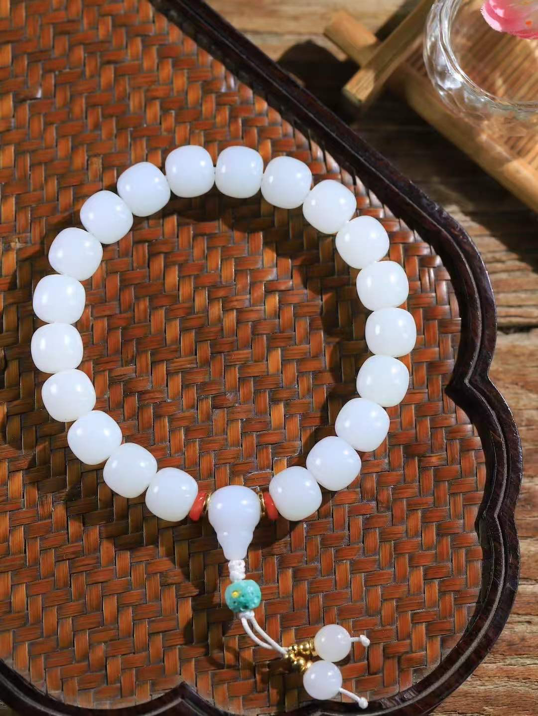 （老型珠.手串）

精品和田玉白玉老型珠手串，玉质细腻油润 饱满光滑 质朴无华，悠远简单，人心境界