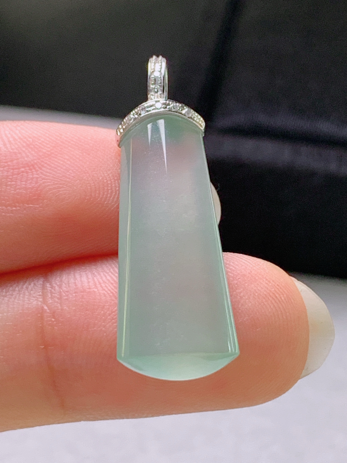 高冰晴底无事牌吊坠，冰透水润

裸石24.9-10.2-4.9
整体31.6