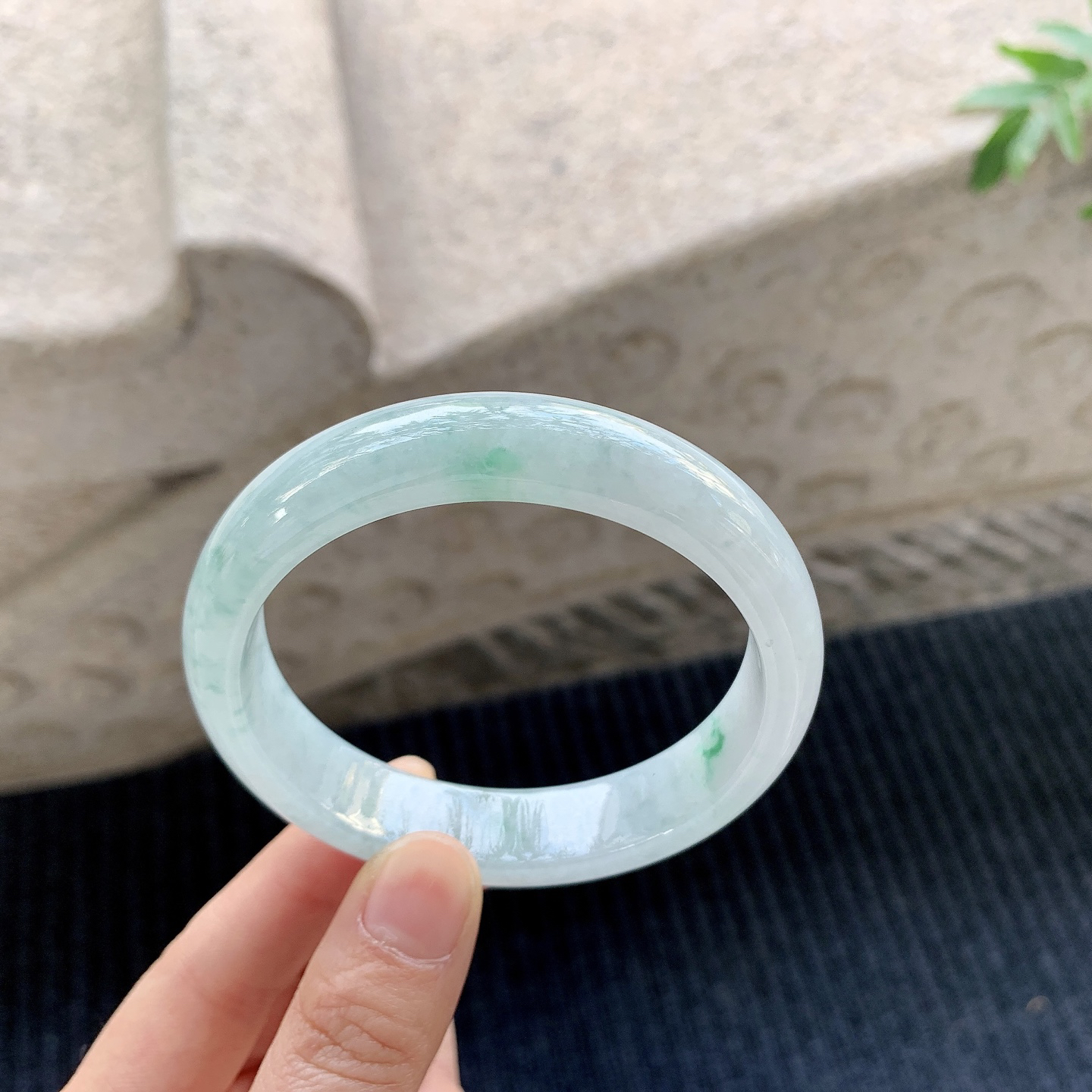 【圈口】59/13.5/7.6
【描述】细糯飘绿，水润，种老，细腻，无纹裂！