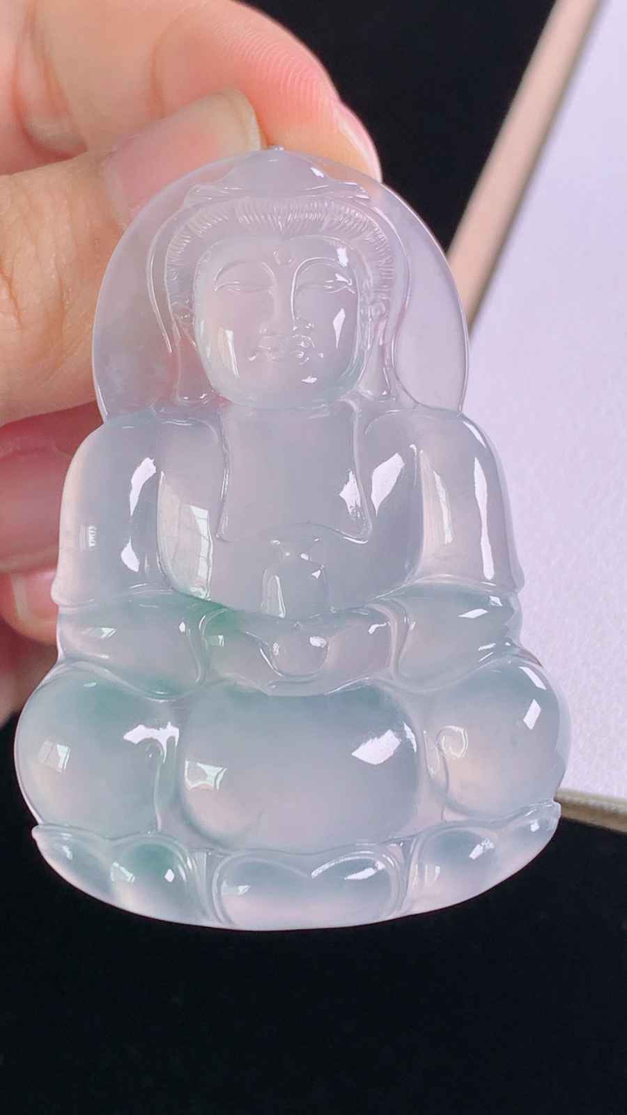 冰飘花观音
花色灵动，冰晶玉洁，
尺寸:53.5-37.6-5.3mm 8