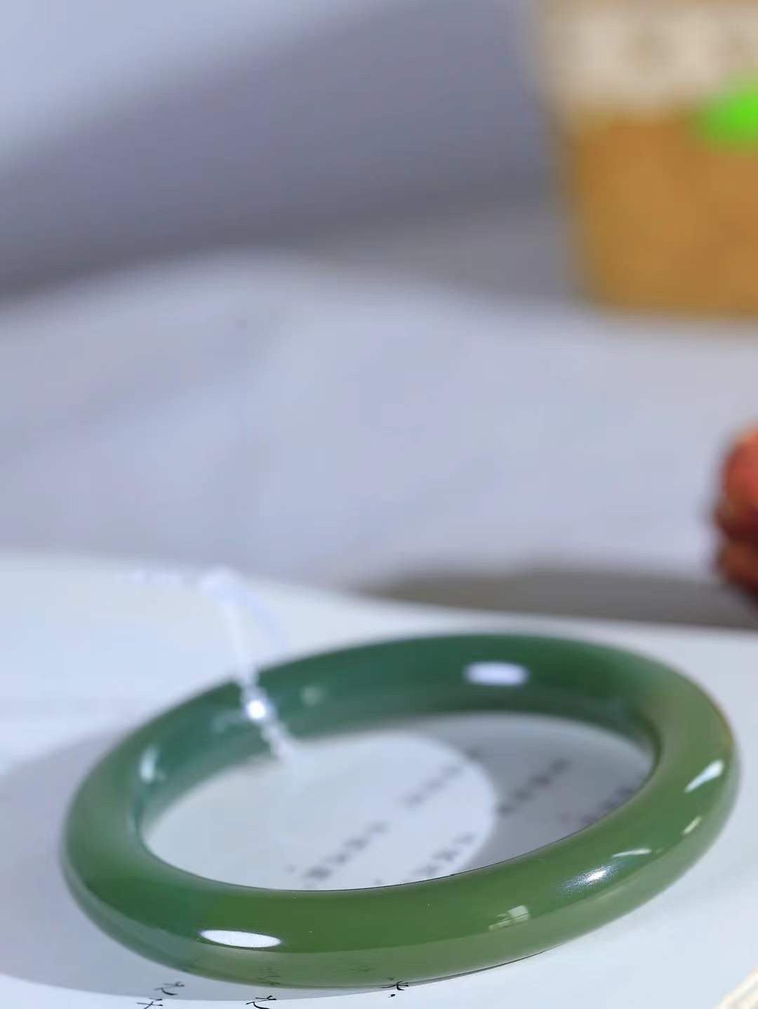 【碧波流转·手镯】

精品️和田玉碧玉圆条手镯，玉质细腻温润，手感舒适，️线条流畅，简约大气，美自天成，佩戴于腕间，婉约之美，举手投足间透出那份低调奢华，醉人心扉。
重55克 内径圈口57.5mm尺寸10.5-10.3mm  FDA-13401208