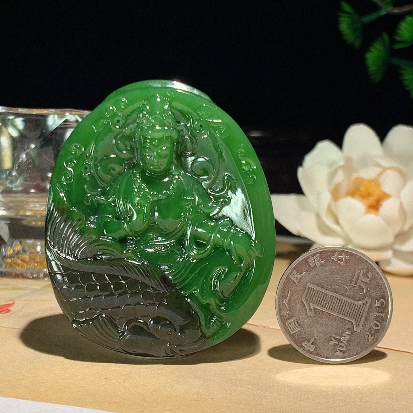 和田玉7号矿红皮料阳绿俄罗斯碧玉坐莲观音牌子挂件。尺寸59/49/13重65.5克 玉质细腻油润 底色纯净 脂粉好，品质好！lt260410