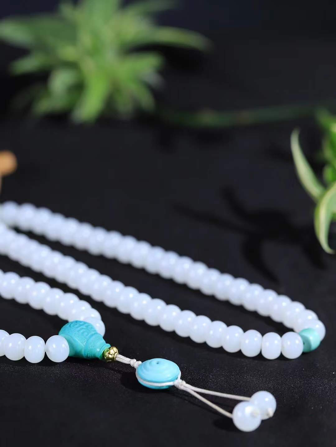 【108.链】

精品和田玉白玉算盘珠手串 玉质温润 油性十足 形苹果珠，静于念间，佛韵在心，轻轻拨动，尘埃落定，浮浮尘世，一念愚即般若绝，一念智即般若生。重74克  尺寸取一5.8-7.9mm   fDA-66401043