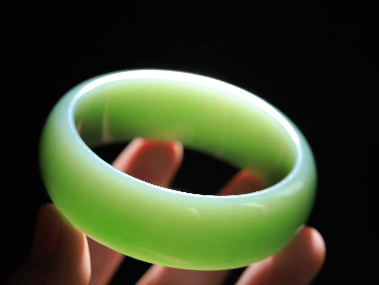 （碧色荡漾.手镯）

收藏级臻品和田玉碧玉手镯，灼灼其华想像靓妆淡伫 ，腕间绿意跳脱冰壶莹，坐间静对，姑射仙姿潇洒处，艳冶最奇料子油润滋腻镯型饱满，手感上佳。重87克   内径59.8mm尺寸22-7.7mm  24471113T