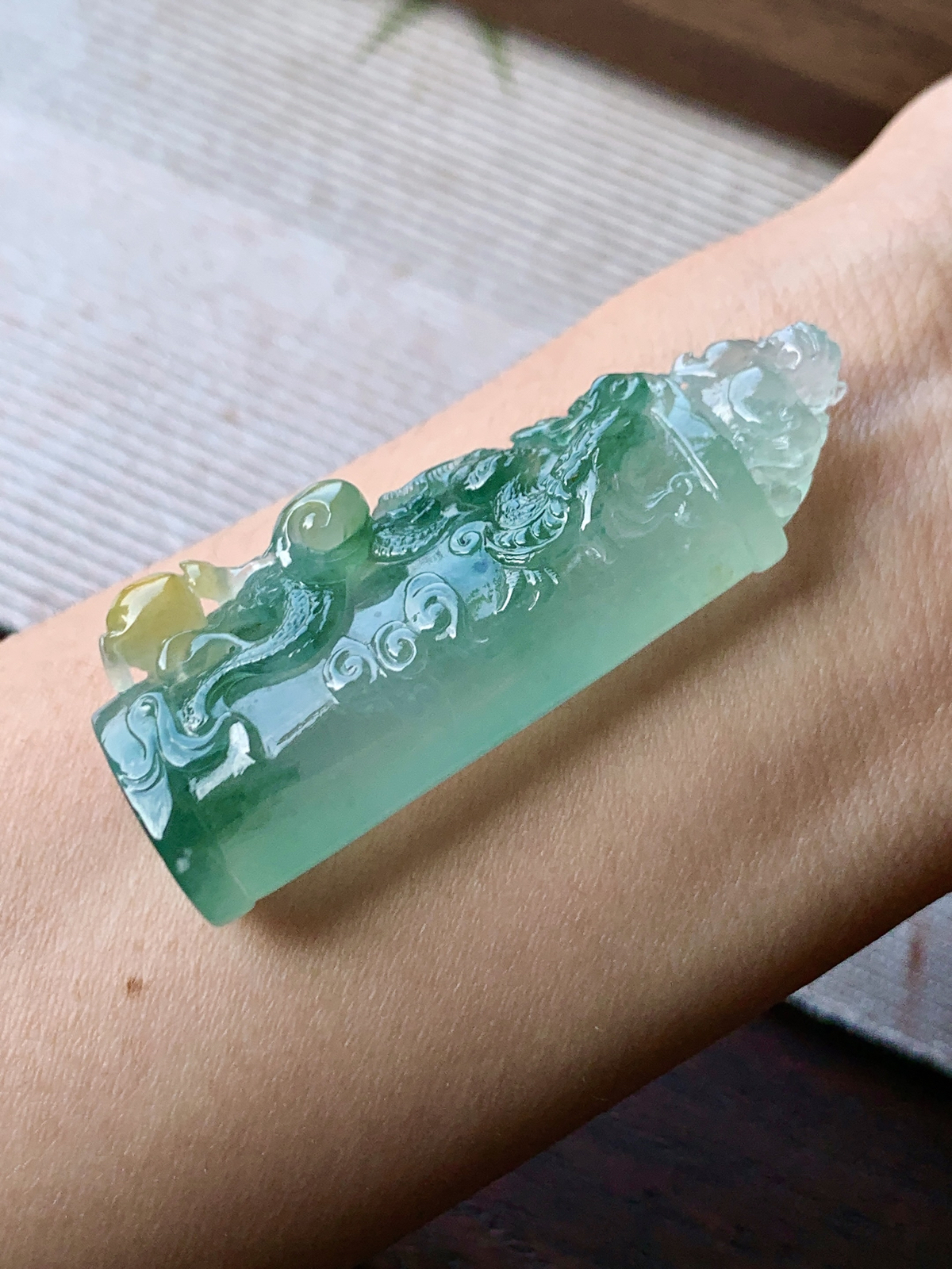 【裸石】️高冰 飘黄翡龙柱飘花生肖龙龙柱貔貅印章
【说明】缅料  性价比高  
【尺寸】55-22