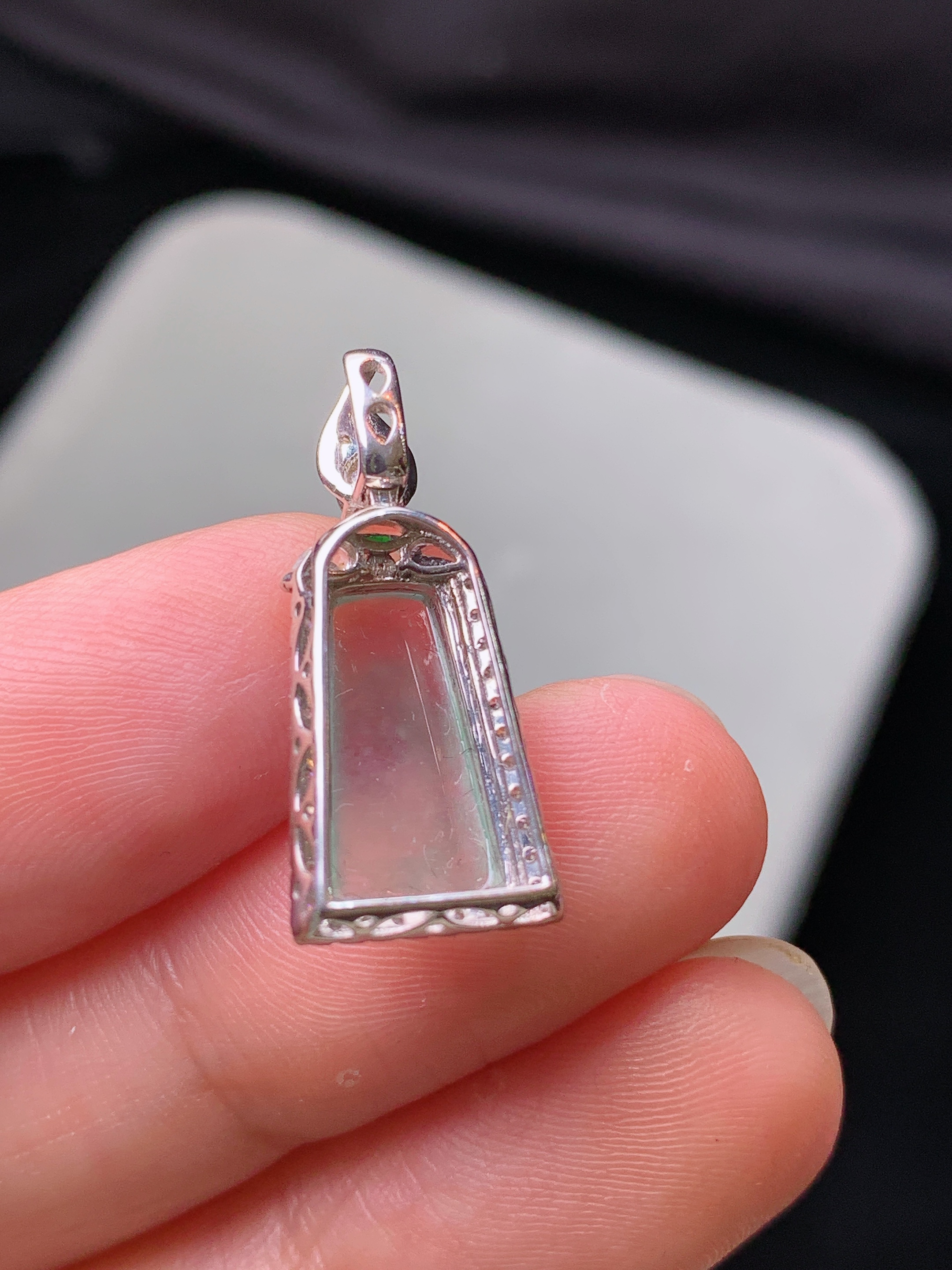 18k金钻镶嵌冰种玉柱吊坠 玉质细腻 色泽艳丽清新 水润亮眼 整体尺寸22.8*10*6.5c5