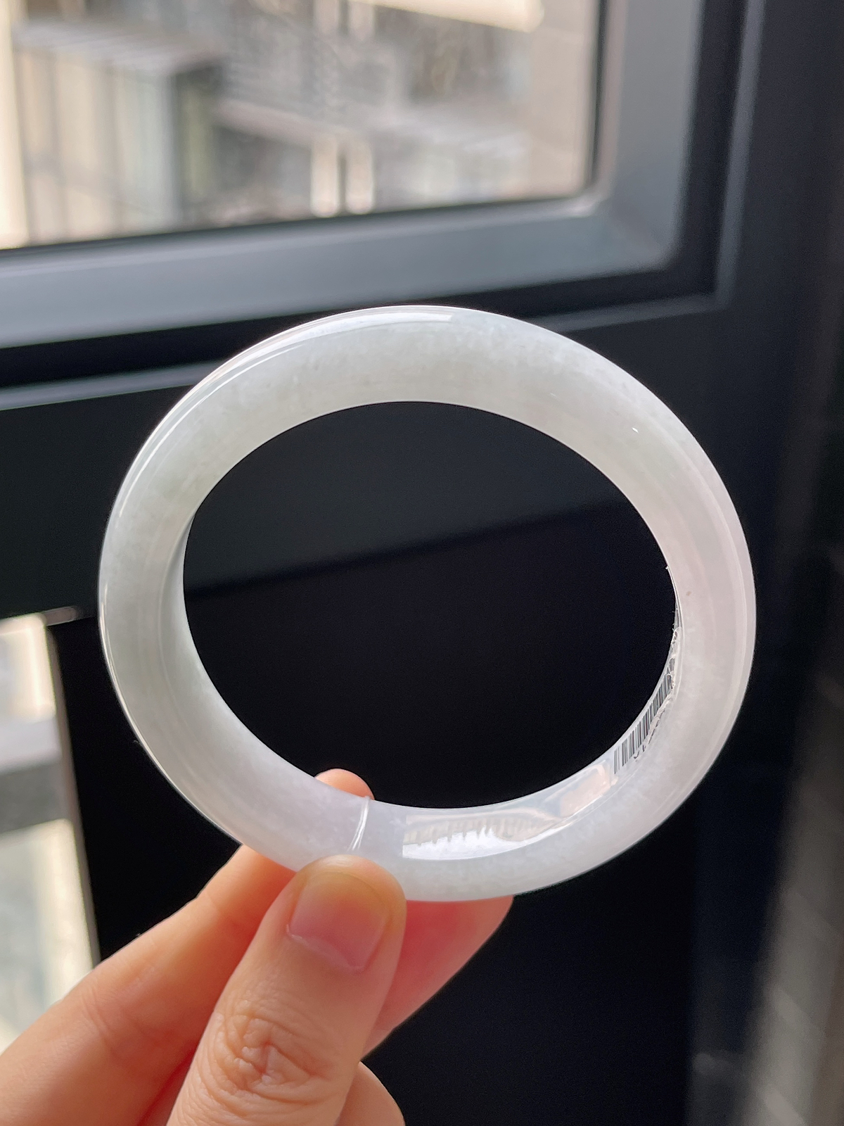 正圈56.8圈口，翡翠冰糯种淡绿色手镯