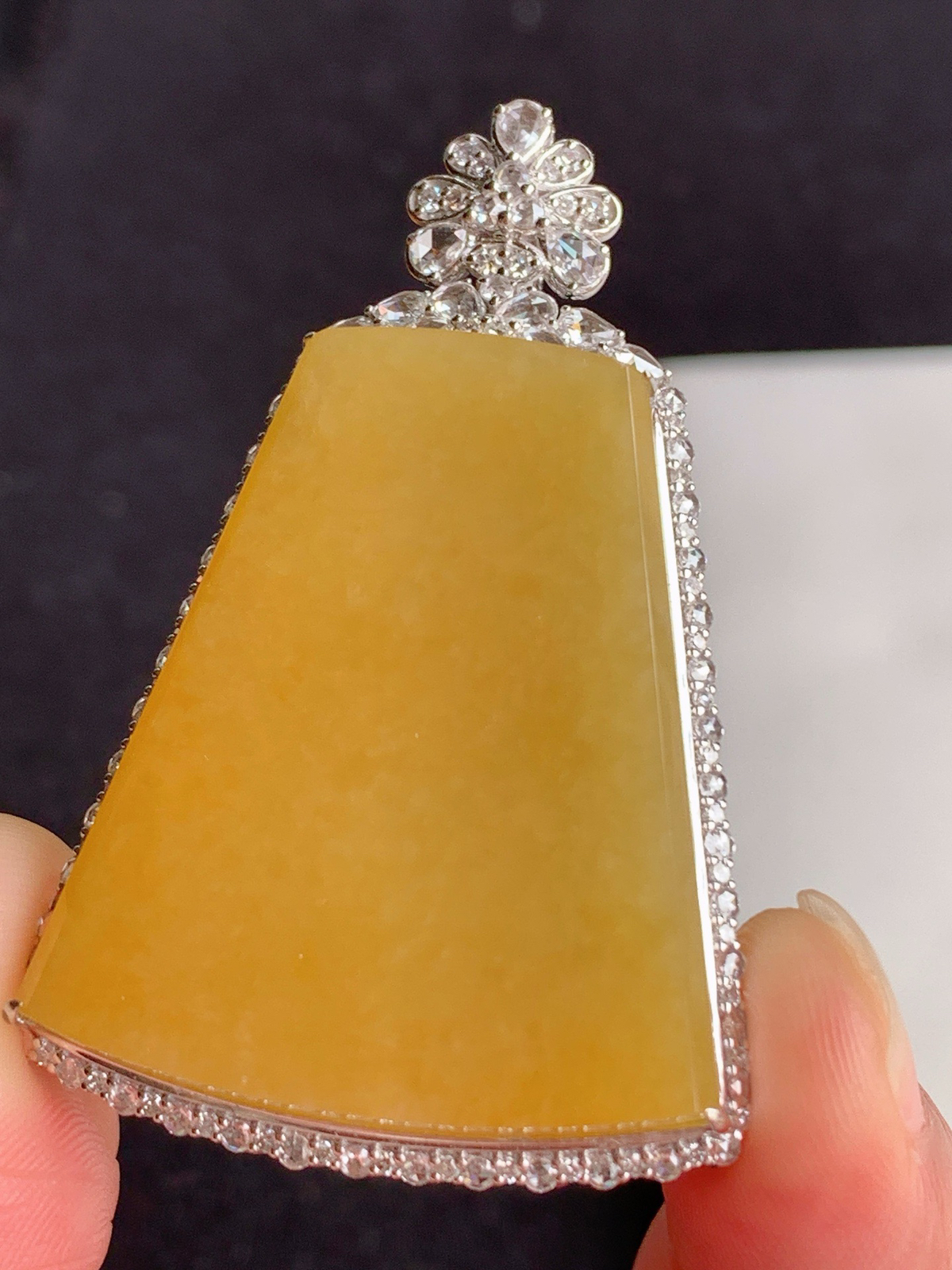 ️【18k镶嵌冰黄无事牌】
裸石尺寸：  33.9/29.9
整体尺寸：49/31.6/12.3..