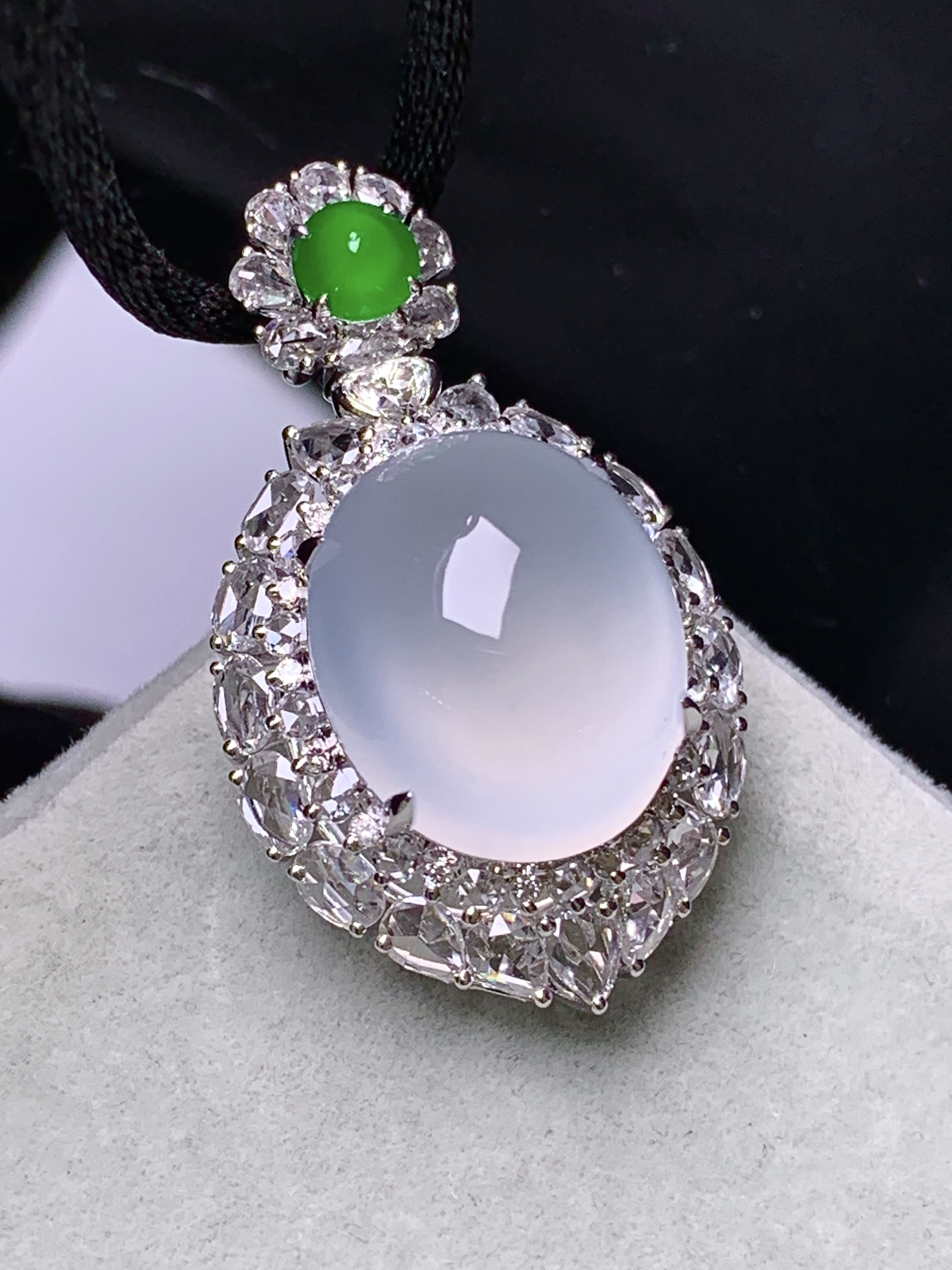 18k金钻镶嵌冰种蛋面吊坠 玉质细腻 色泽艳丽清新 水润亮眼 整体尺寸34*20*15.5k2