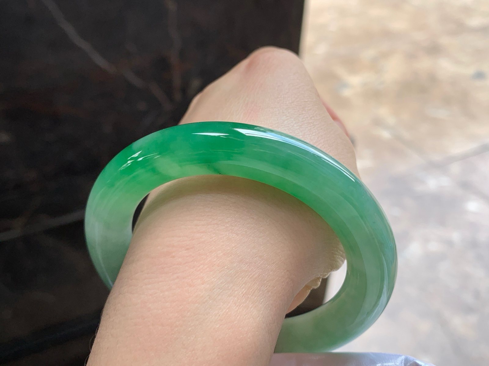 54-11

绿色圆条手镯^_^鲜艳 玉质温润