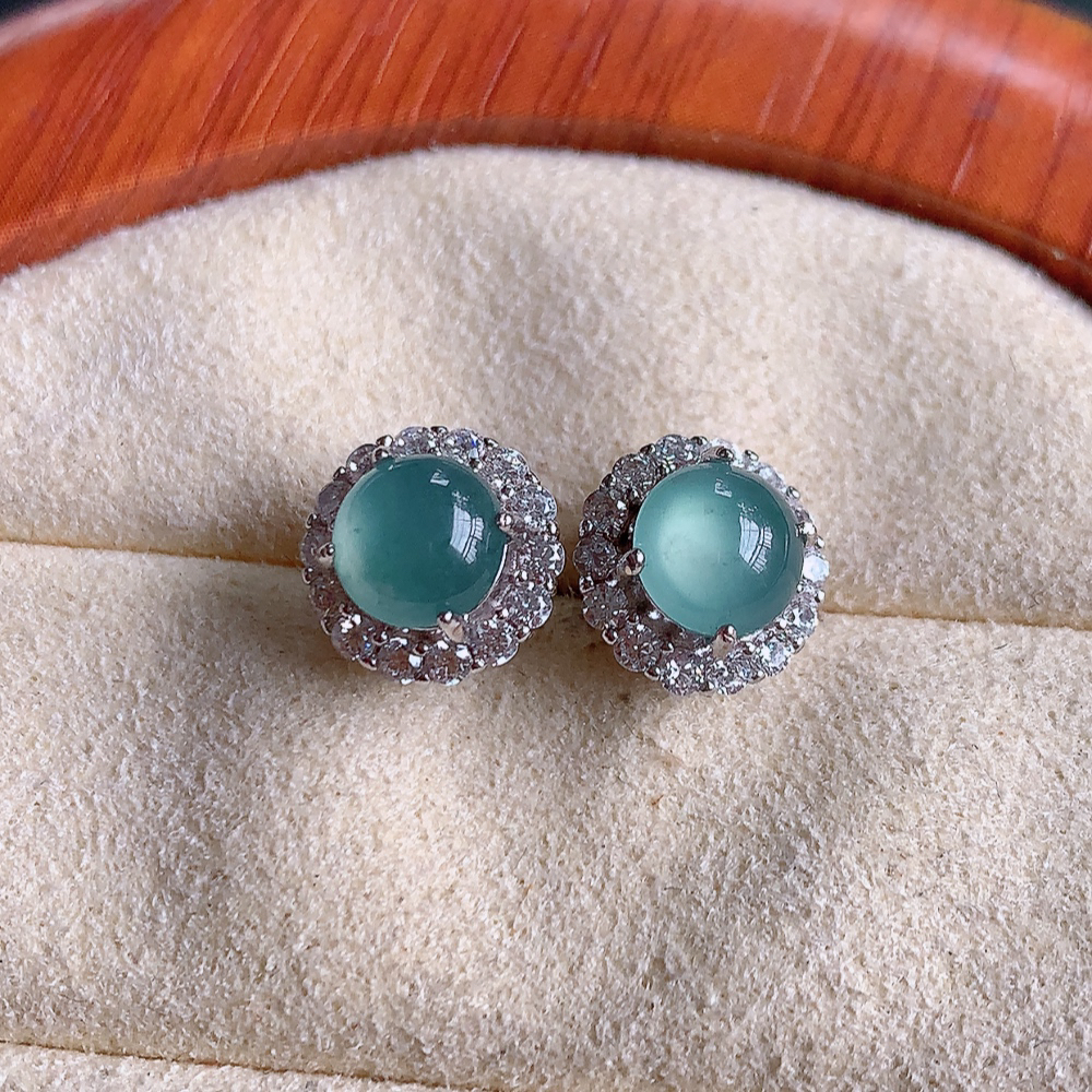 冰晴水翡翠耳钉，自然光实拍，翠色灵动，颜色漂亮，种老水足，品相佳，佩戴佳品！W481.11  取一整体尺寸：9.2-8mm   裸石尺寸：6mm