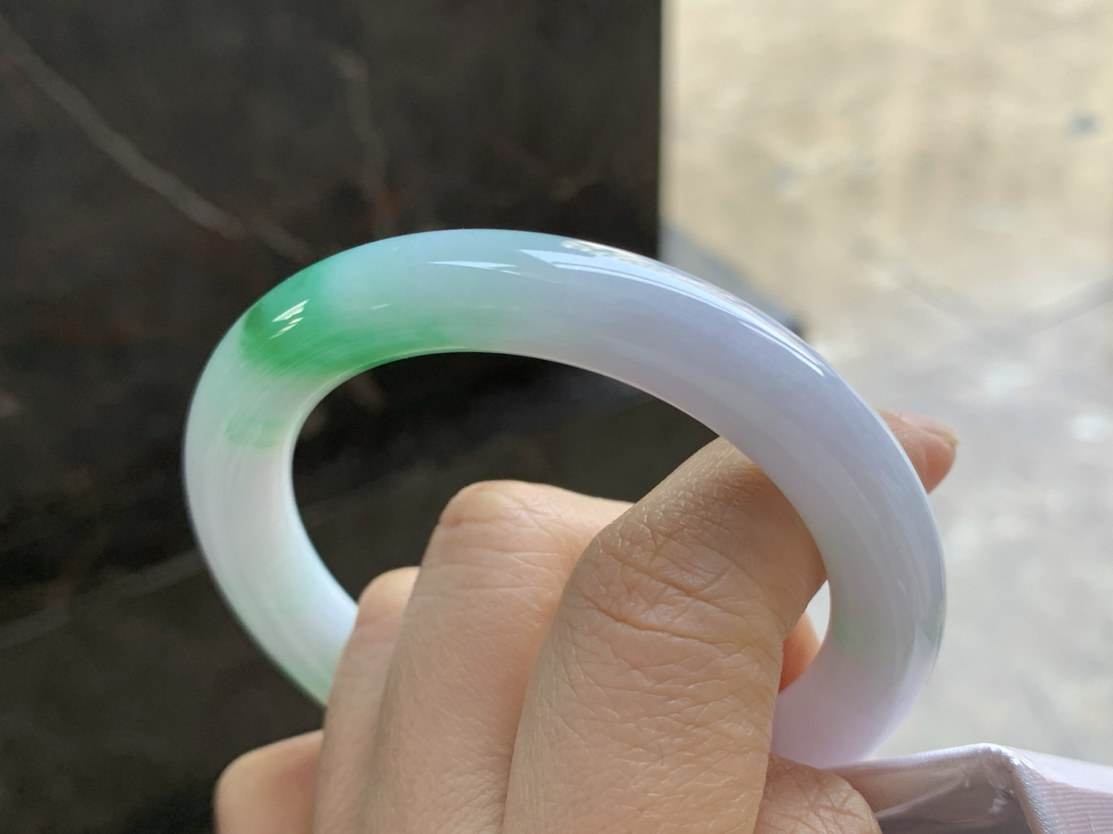 52.5-9.8

飘绿圆条手镯^_^玉质温润 色阳细腻