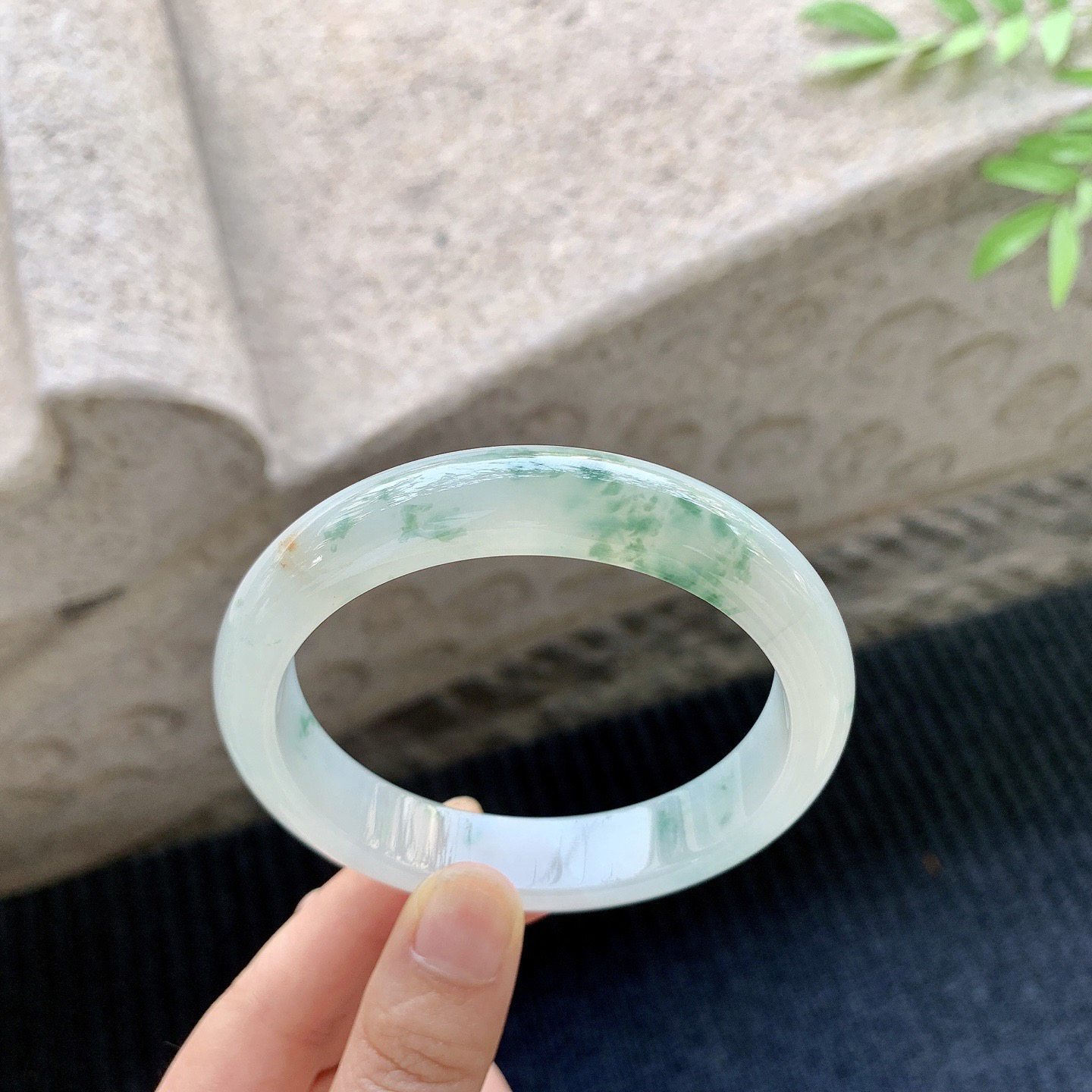 正圈59 60
【圈口】60.7/13/8.5
【描述】飘花，水润，种老，细腻，有棉纹！