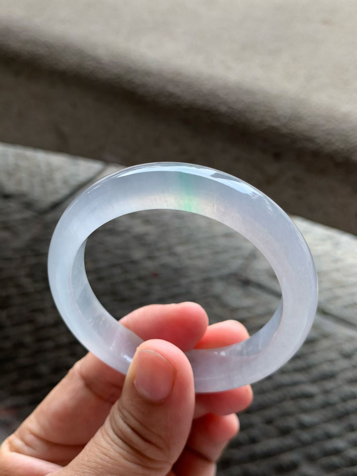 飘绿丝正圈手镯，尺寸53*12.5*8.5 老坑种水，底子纯净细腻，通透无比，清润水灵，起光起胶，微