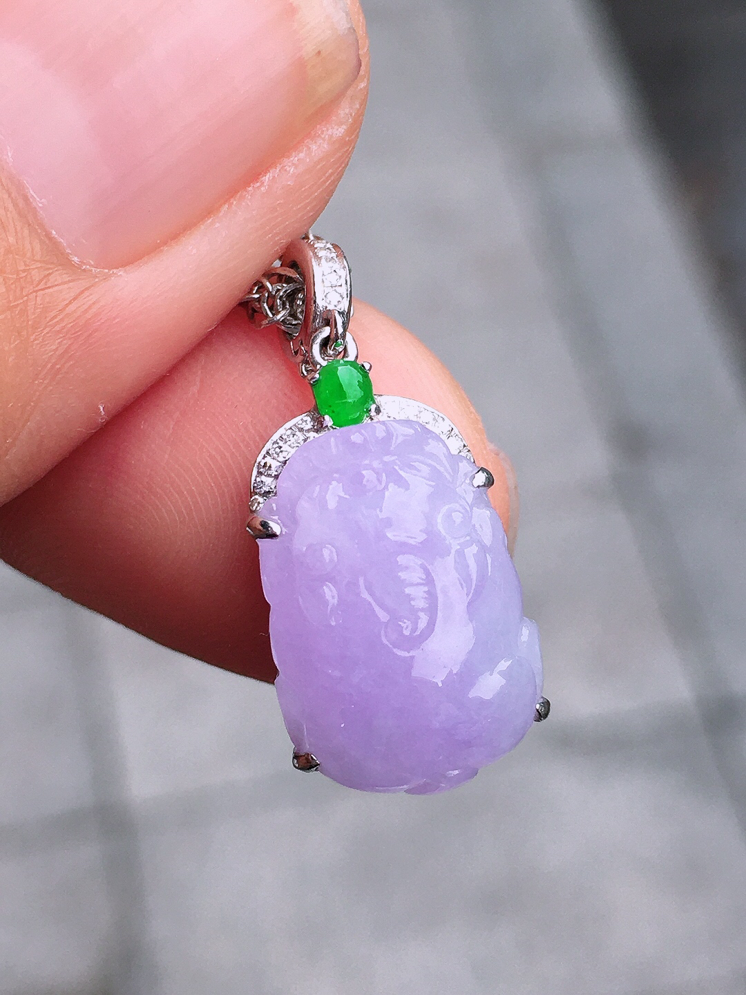 紫罗兰貔貅吊坠，色泽均匀艳丽，玉质细腻，荧光感超
强，饱满圆润，尽显优雅气质，18k
金豪华镶嵌