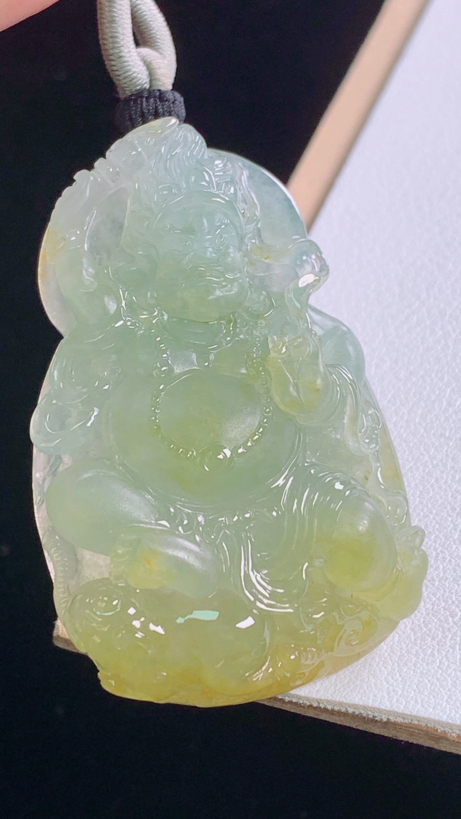 黄翡不动明王
天然黄翡，雕工精湛，
尺寸:51.1-32.4-13.0mm 8