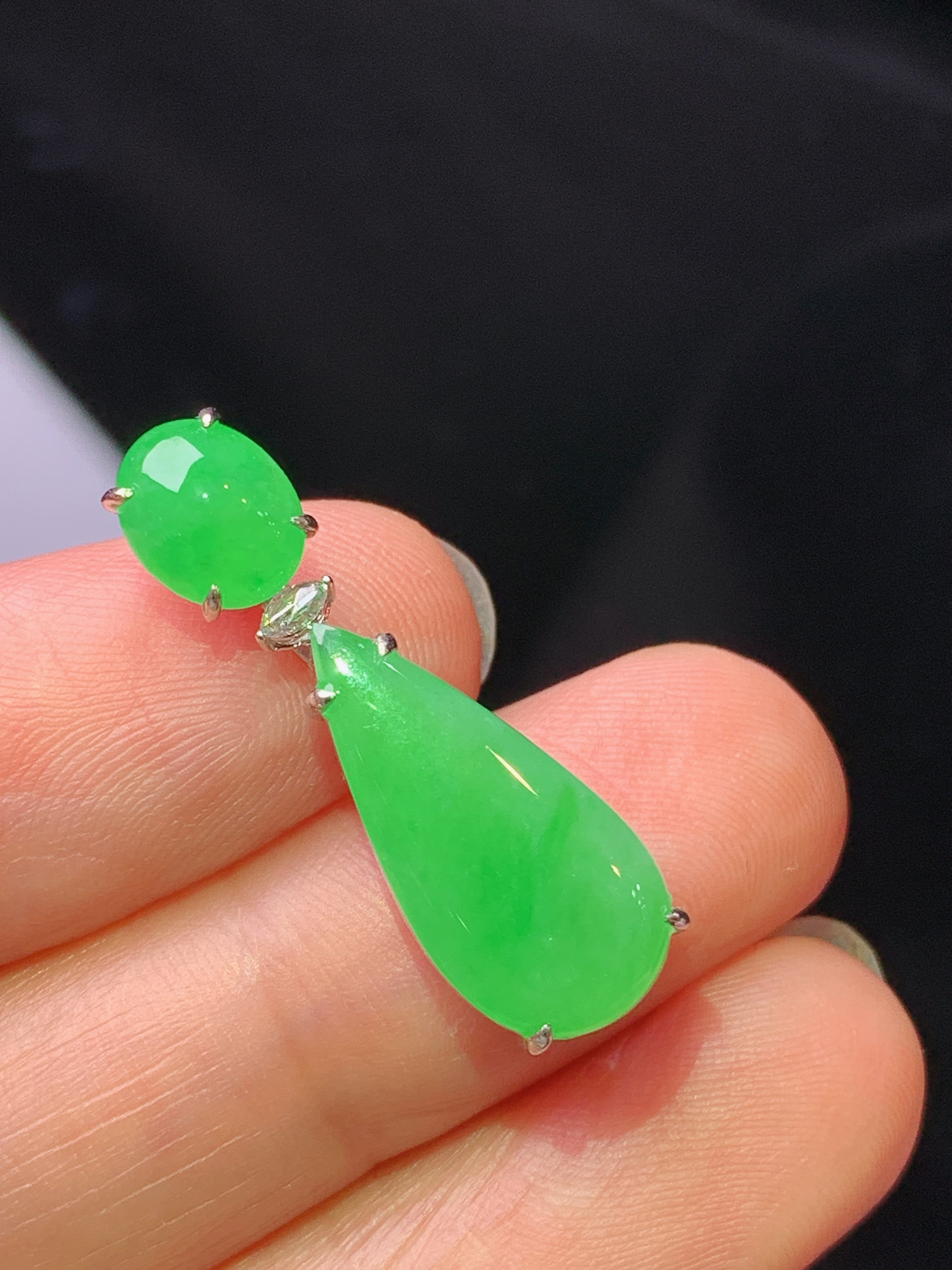 18k金钻镶嵌翠绿水滴吊坠 玉质细腻 色泽艳丽清新 水润亮眼 整体尺寸27*8.6*6.6j2