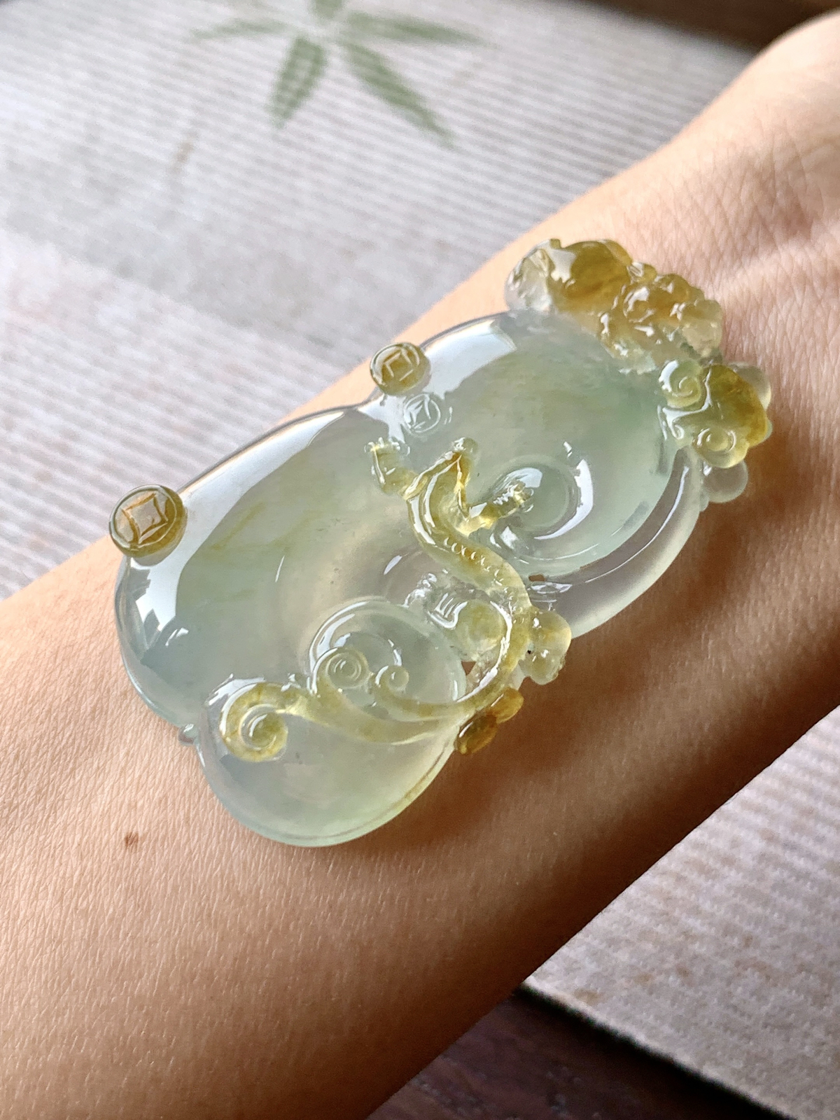 【裸石】️高冰飘黄翡仿古如意吊坠
【说明】缅料  性价比高  
【尺寸】53-30.8-10.3