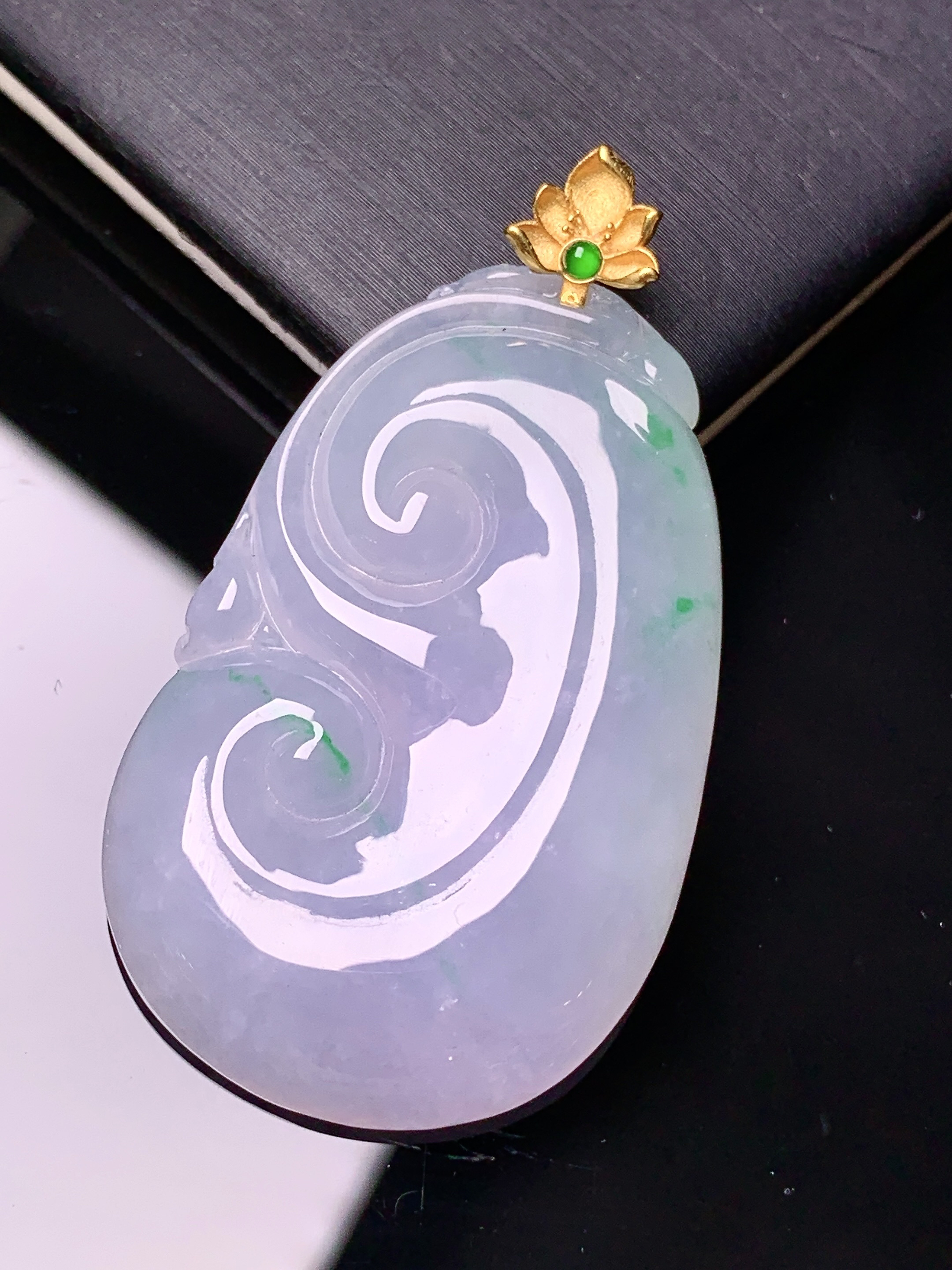 18k金镶嵌飘绿如意吊坠 玉质细腻 色泽艳丽清新 水润亮眼 整体尺寸45.8*25.6*5.5j2