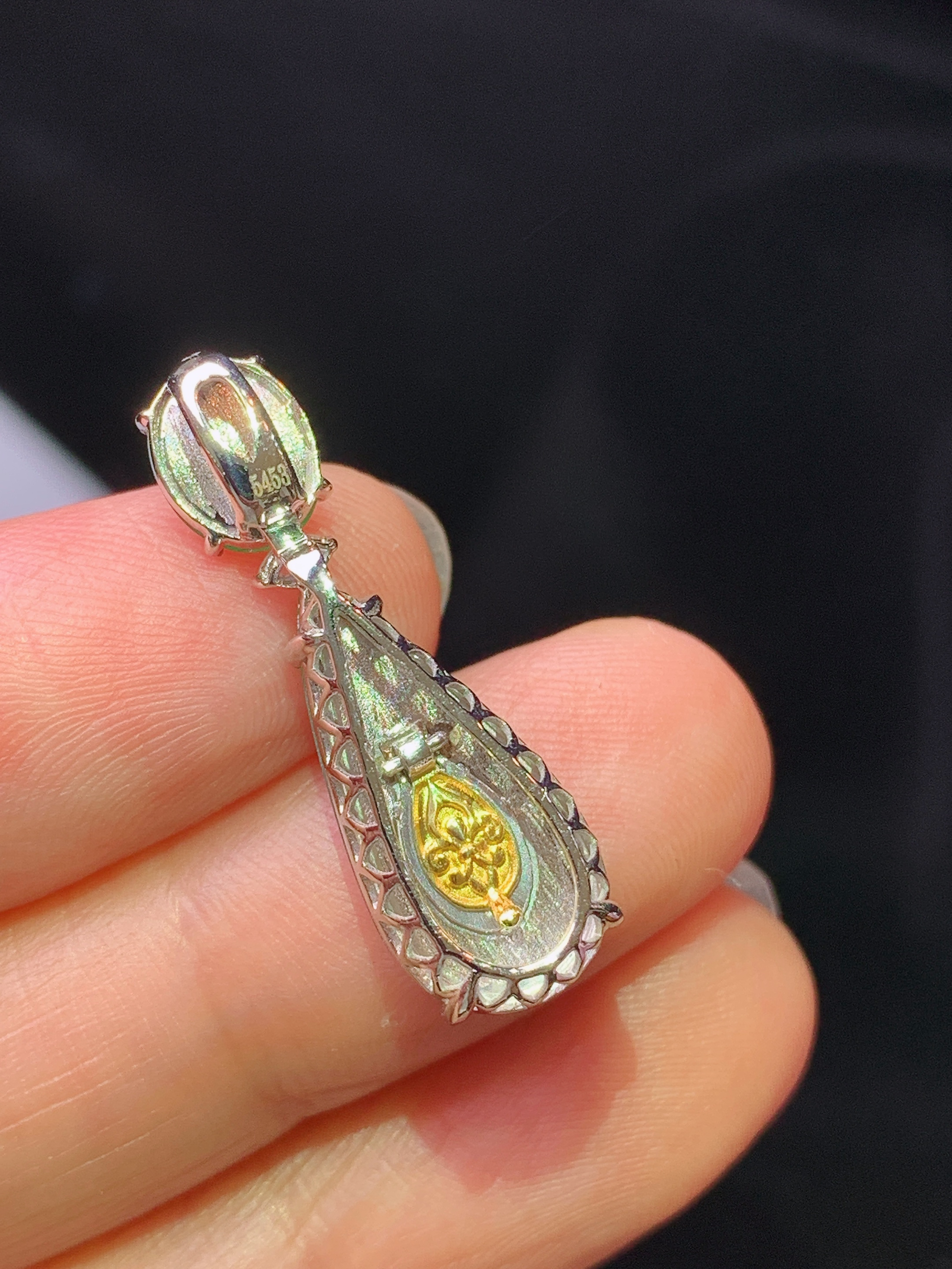 18k金钻镶嵌翠绿水滴吊坠 玉质细腻 色泽艳丽清新 水润亮眼 整体尺寸27*8.6*6.6j2