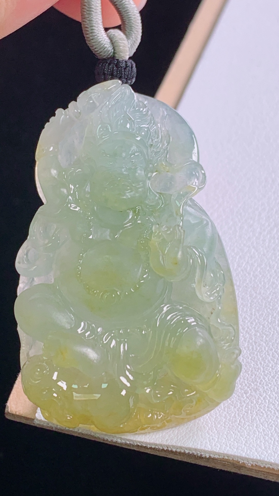 黄翡不动明王
天然黄翡，雕工精湛，
尺寸:51.1-32.4-13.0mm 8