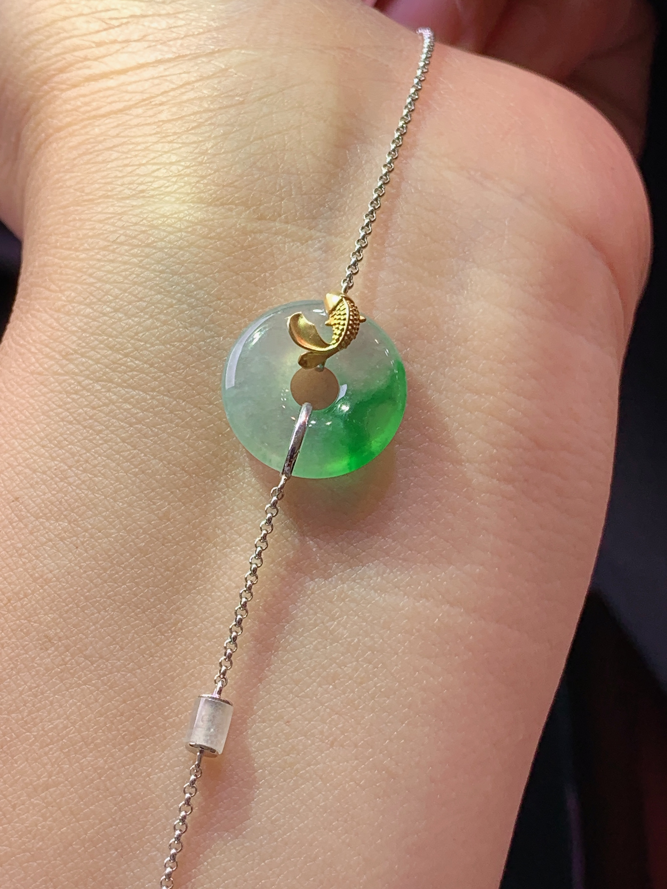 18k金镶嵌冰种飘绿平安扣手链 玉质细腻 色泽艳丽清新 水润亮眼 整体尺寸15*3c5