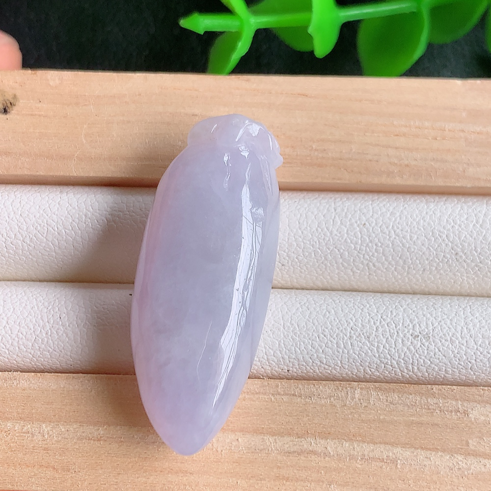 冰润紫罗兰福瓜翡翠吊坠，呱呱来财，福气满满的美好寓意，清新自然  沁人心脾，造型独特，清秀高雅  W41.11 尺寸：33-13-9.3mm