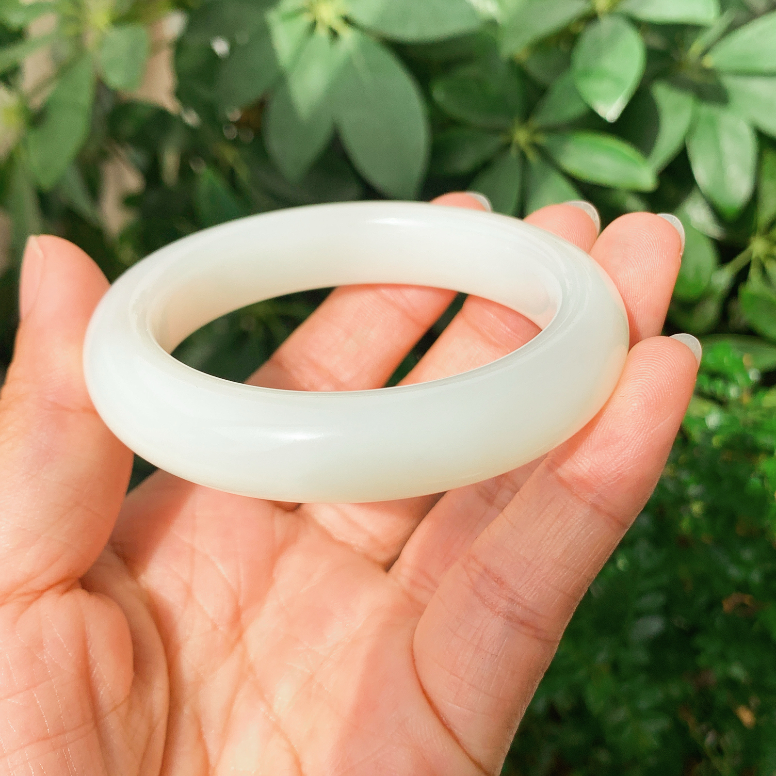 羊59白玉手镯和田玉山料手镯59圈口宽13厚10无裂无杂特细腻 高脂粉，高品质，萦绕腕间时，古韵不失