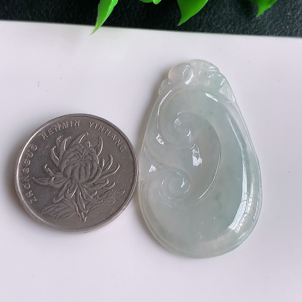 18k金扣冰润吉祥如意翡翠吊坠  寓意“万事如意，吉祥如意,福寿绵长 心想事成”饱满大气，通透水润  W41.11  尺寸：43-25-4.2mm