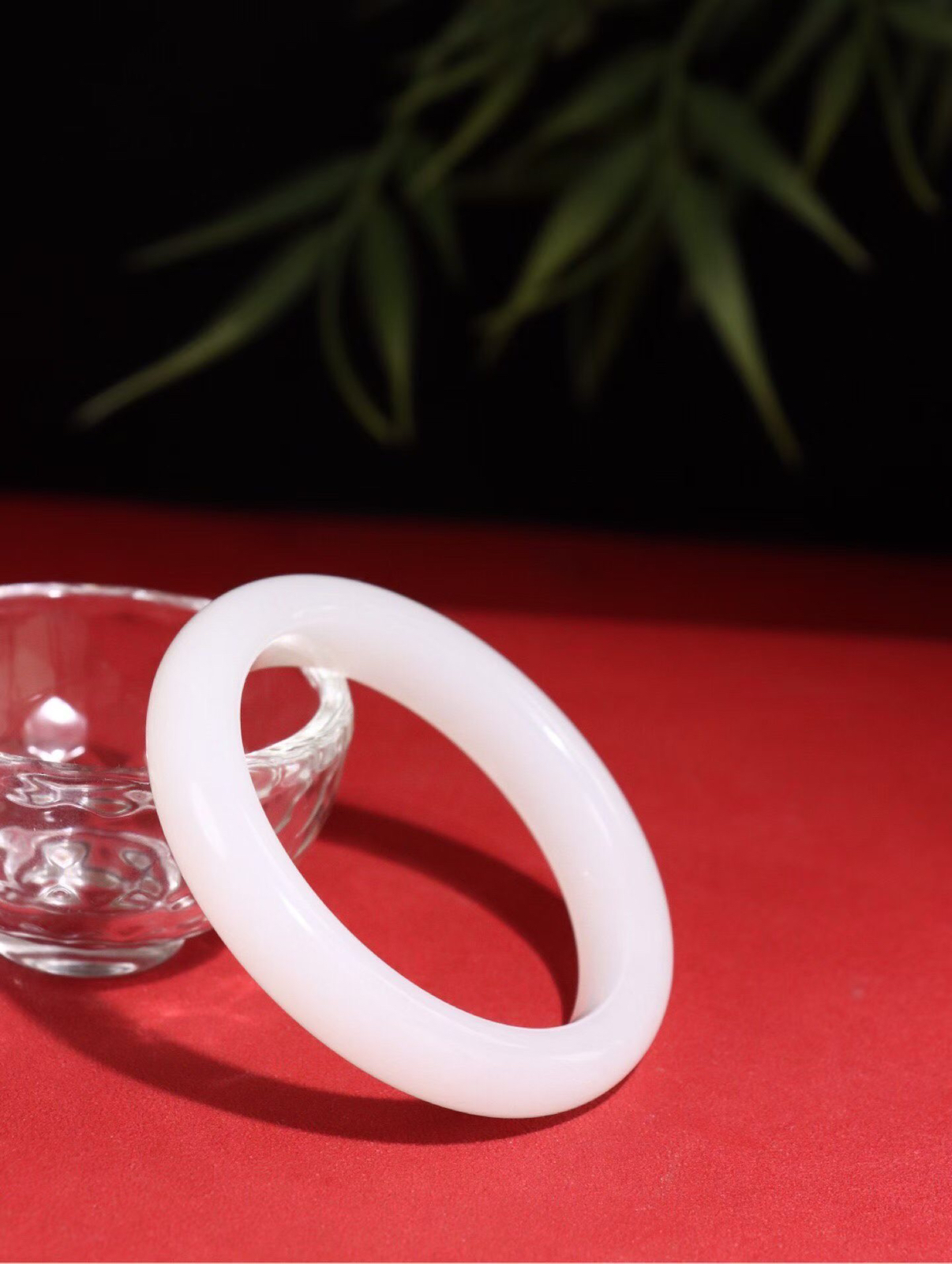 【花样年华】

精品和田玉白玉手镯，质地油润细腻，色泽高贵典雅，镯型古朴典雅。在诗情画意的雨巷相遇，你是我腕间的一抹风情，有你眸有深情，清风荡漾湖间静水，我愿俯身低眉，在烟波涟漪处，寻你深情倩影。重46.6克内径圈口54mm尺寸54-11.5-8.3mm FSO26248038218