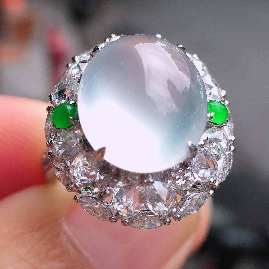 冰种蛋面戒指，玉质细腻，荧光感超
强，饱满圆润，尽显优雅气质，18k
金豪华镶嵌