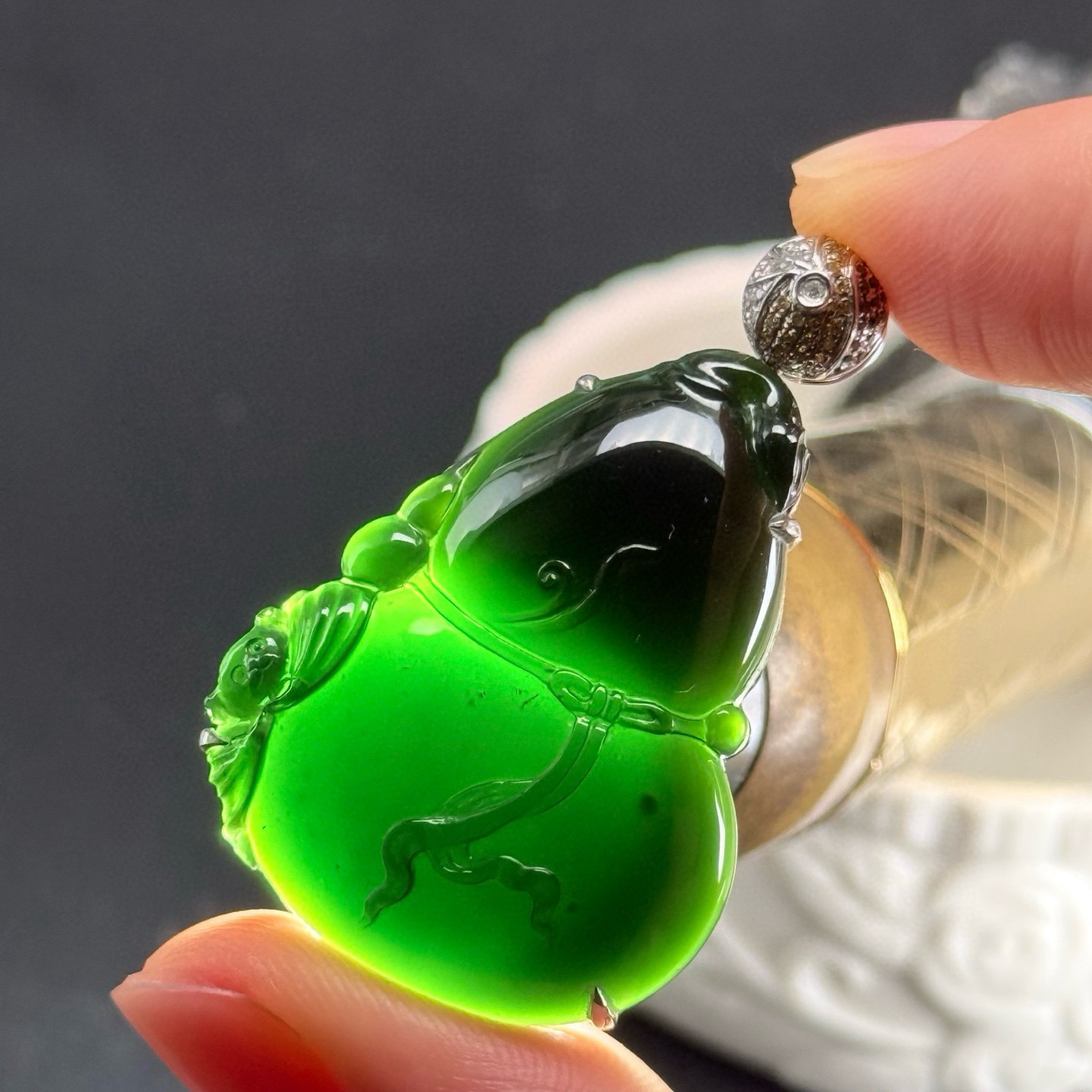 精品18k墨翠葫芦吊坠 种好色正 黑度极好 打灯通透 油性十足 尺寸40.9