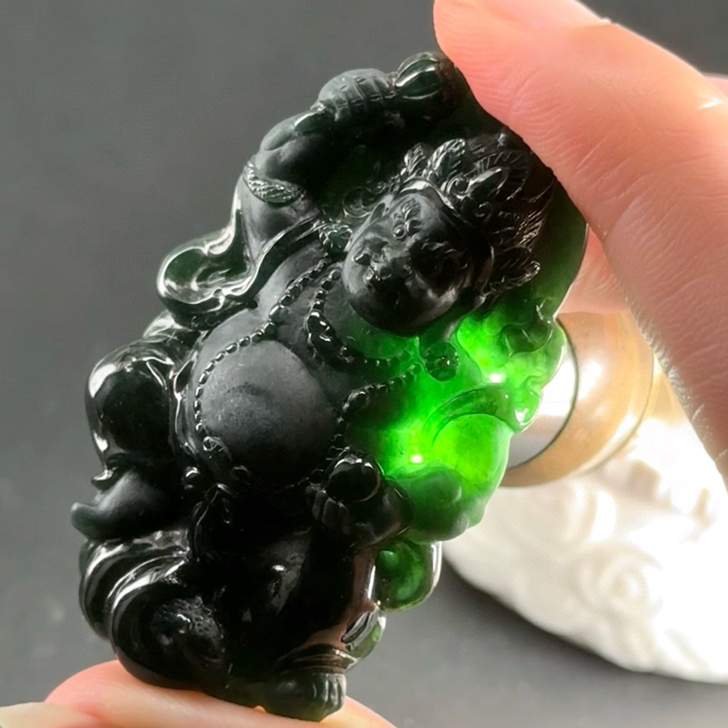 精品墨翠大黑天 种好色正 黑度好 打灯通透 尺寸52.9