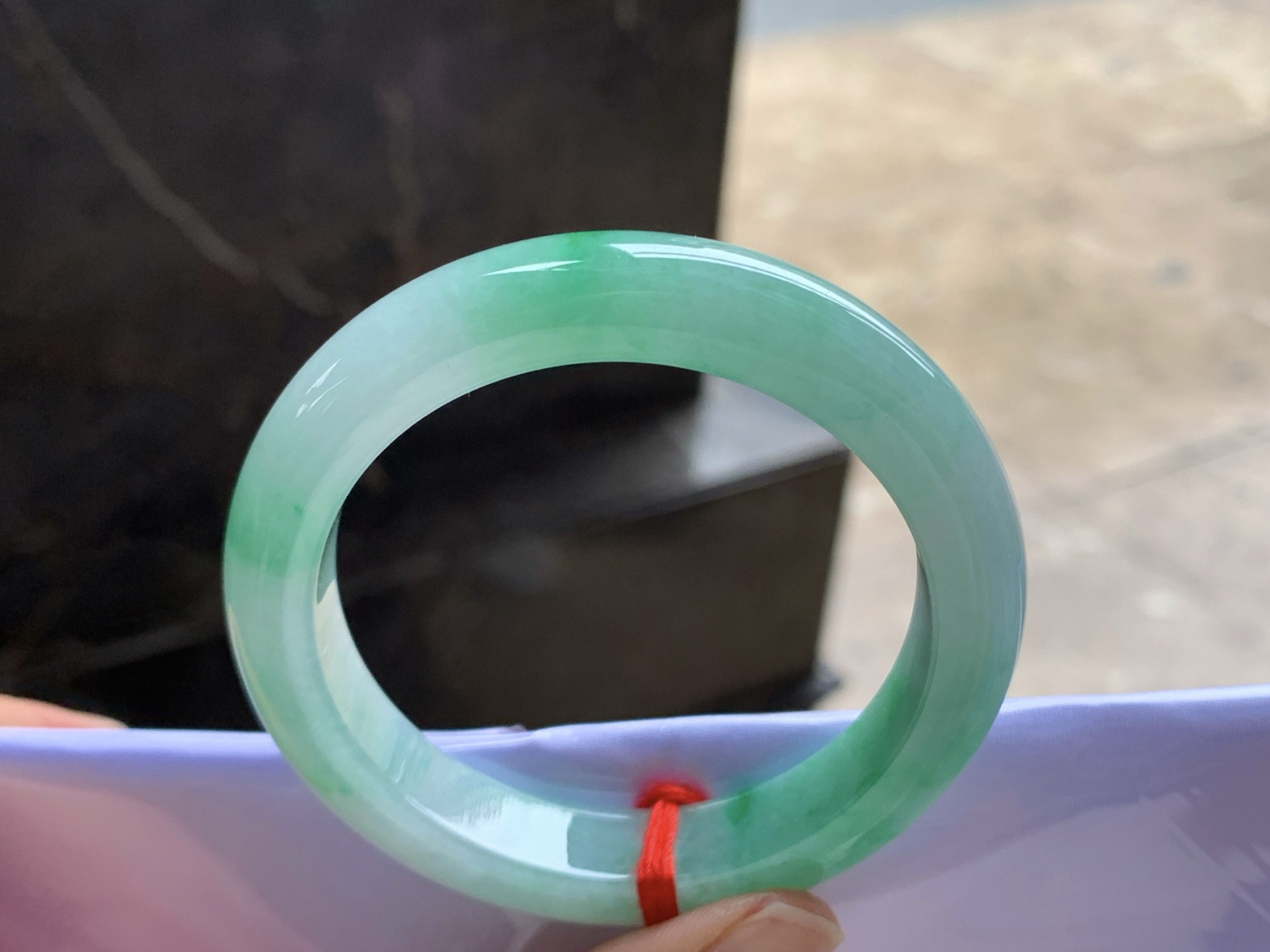 52-10.8-8.5

带色手镯^_^色阳 玉质温润 清新