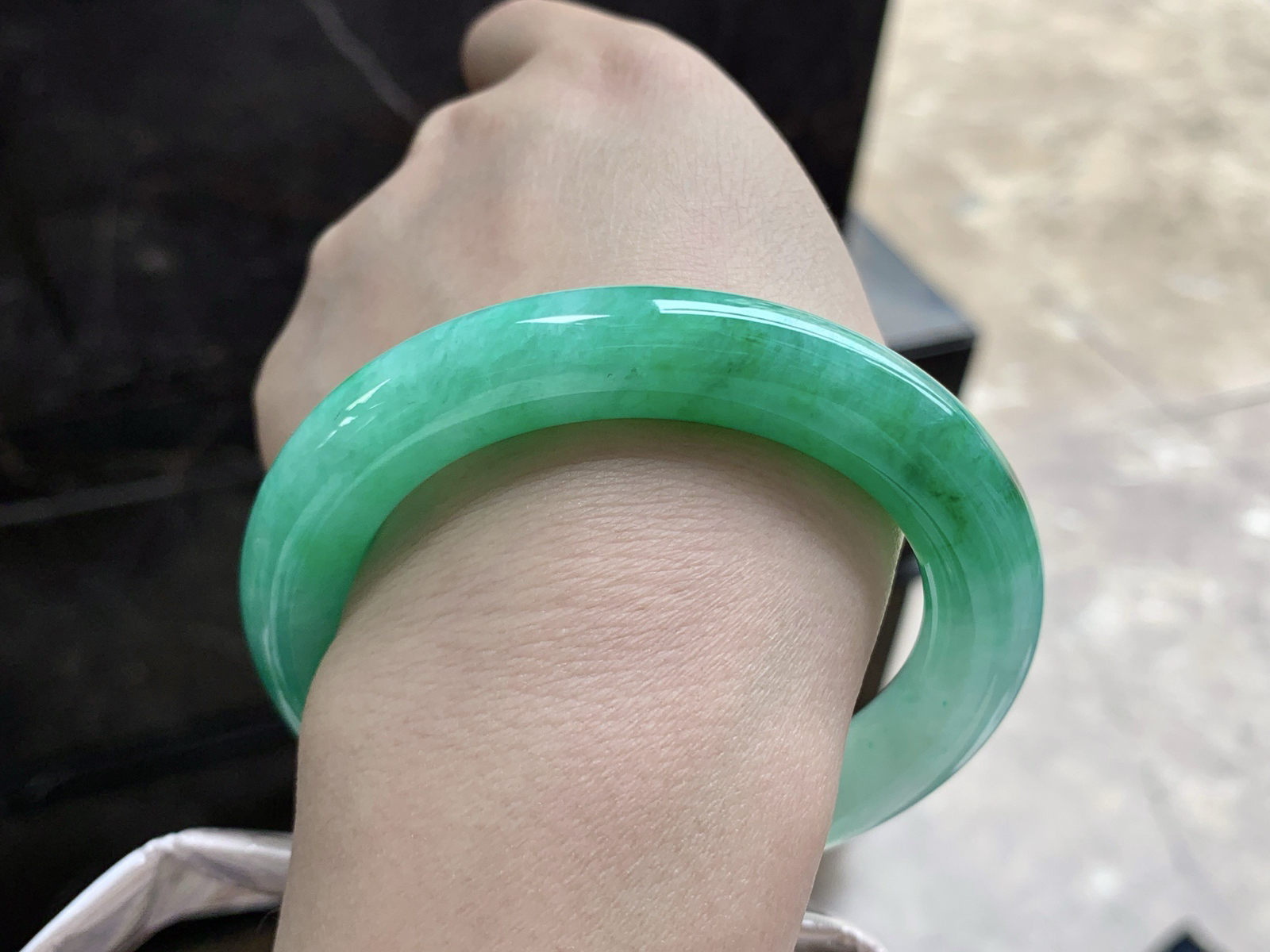 56-11.3

阳绿色圆条手镯^_^色阳