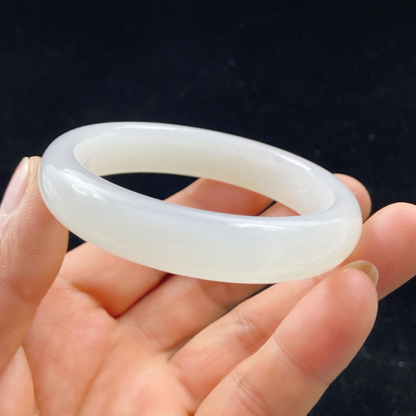 羊60羊脂白玉手镯和田玉山料手镯60圈口宽12.5厚9无裂无杂特细腻 高脂粉，高品质，萦绕腕间时，古