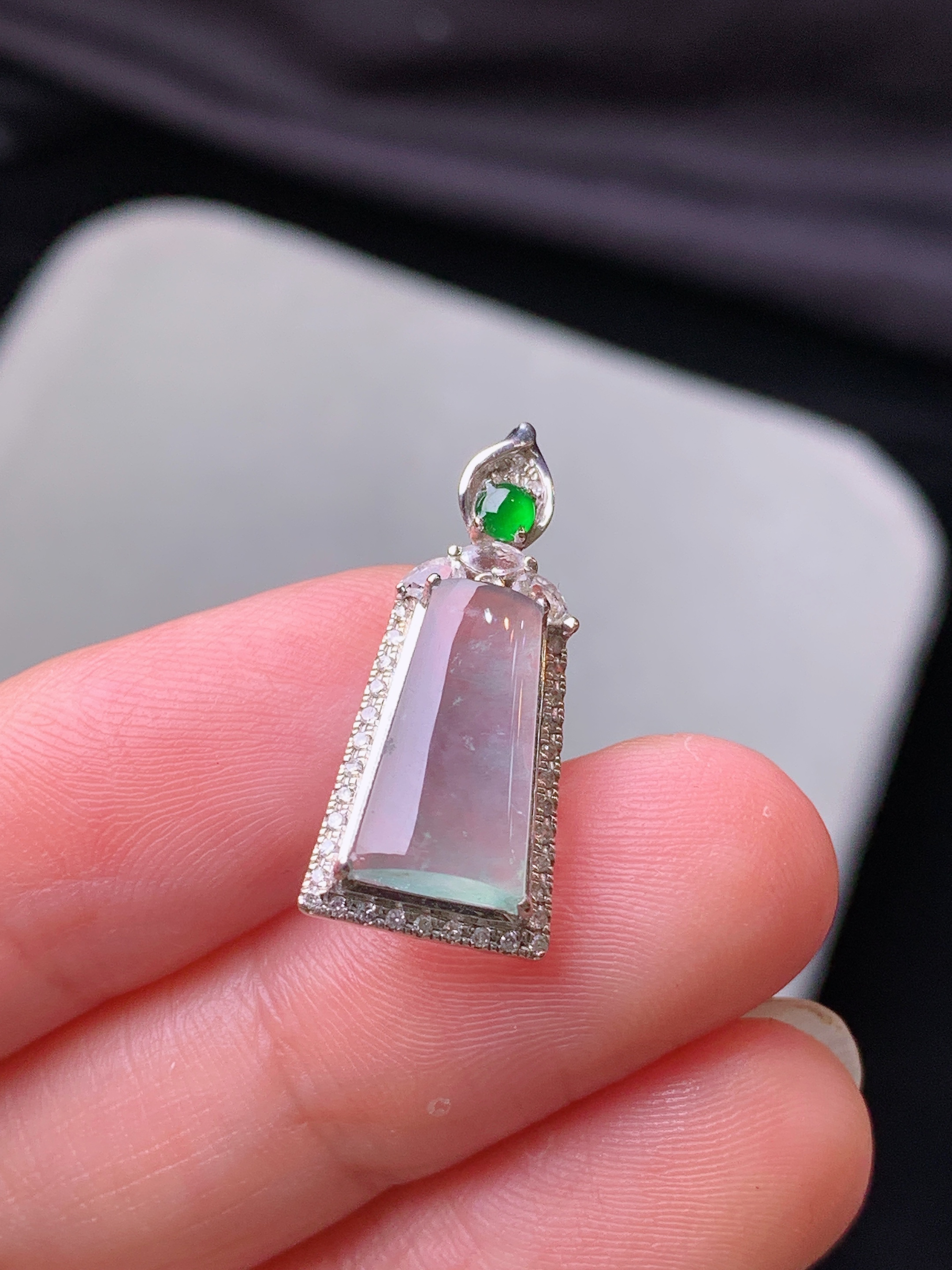 18k金钻镶嵌冰种玉柱吊坠 玉质细腻 色泽艳丽清新 水润亮眼 整体尺寸22.8*10*6.5c5