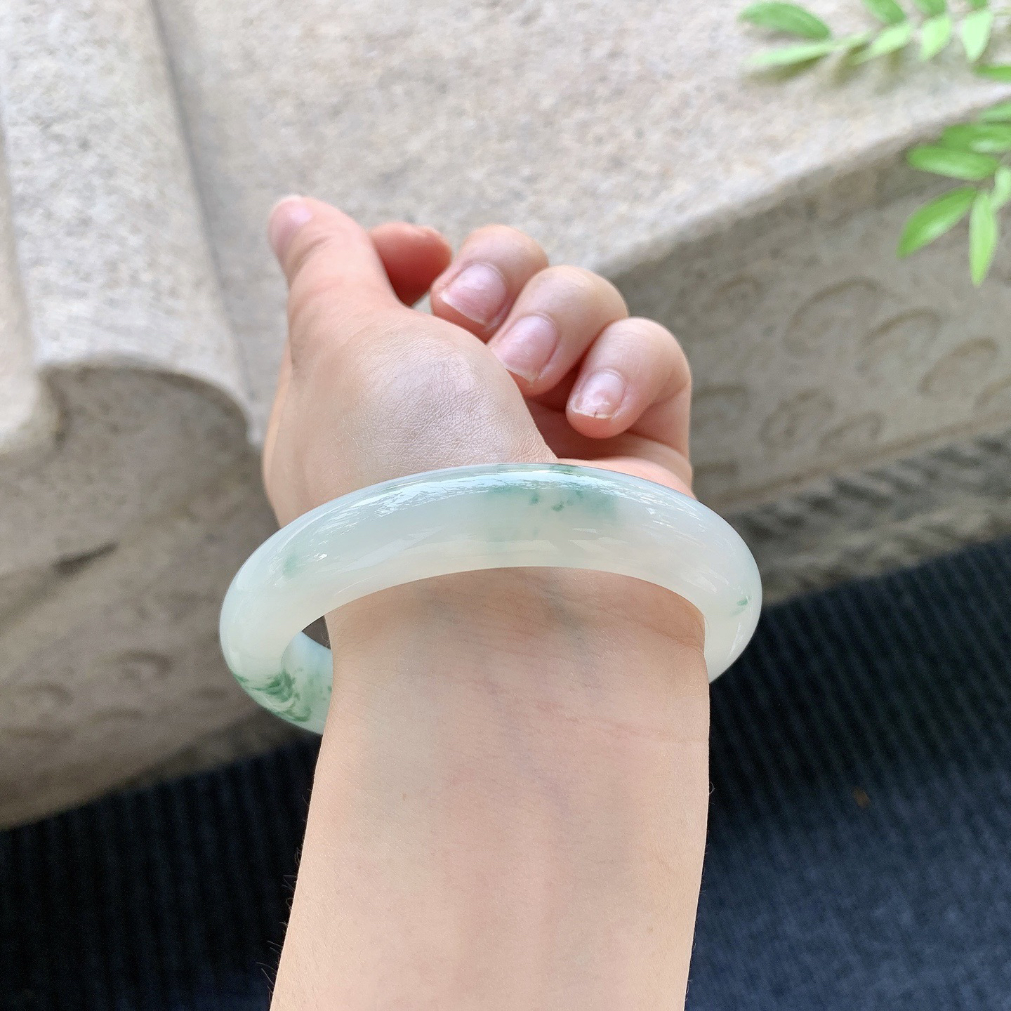 正圈59 60
【圈口】60.7/13/8.5
【描述】飘花，水润，种老，细腻，有棉纹！